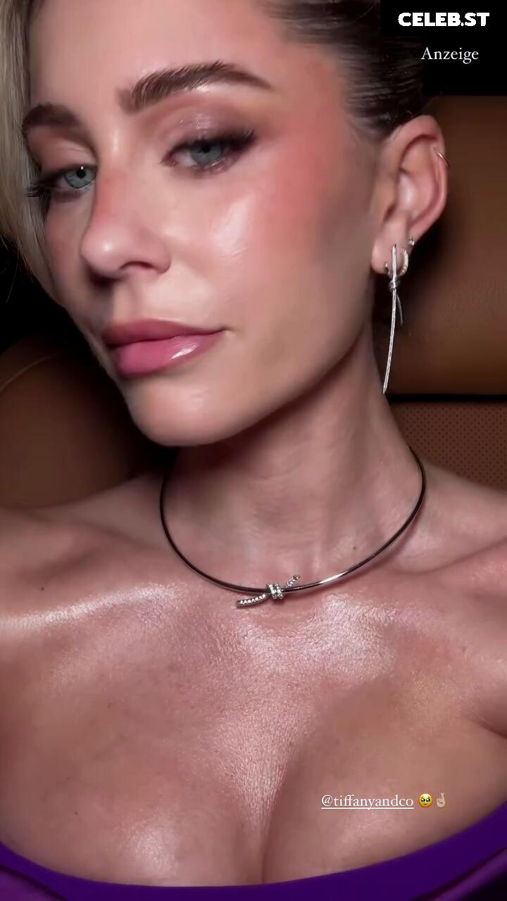 Mrs. Bella Image 3298356