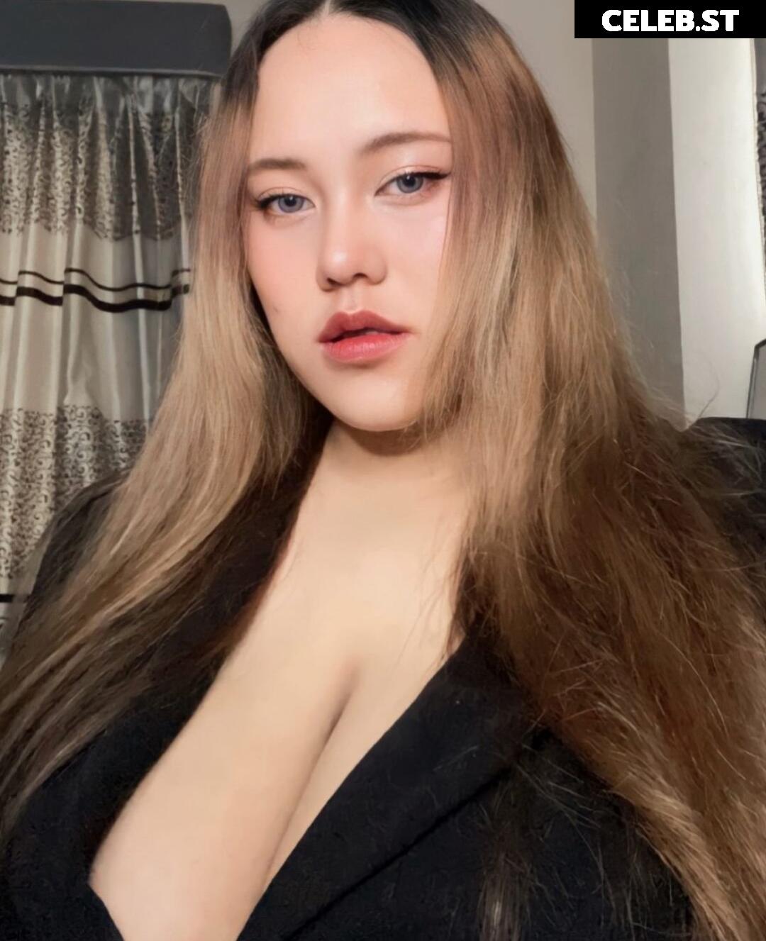 fhong_fionax / Chayada Dulyasatien (Busty Thai Model) Image 3579370