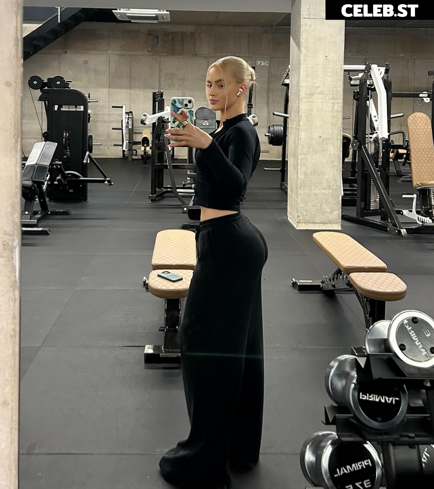 Lucy Newcombe (lucynukes, lucynukesfit) Image 3558073