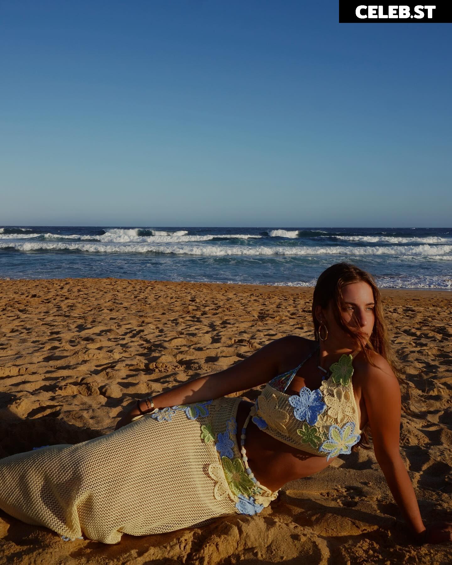 LAURA @lauramjj Image 3536802