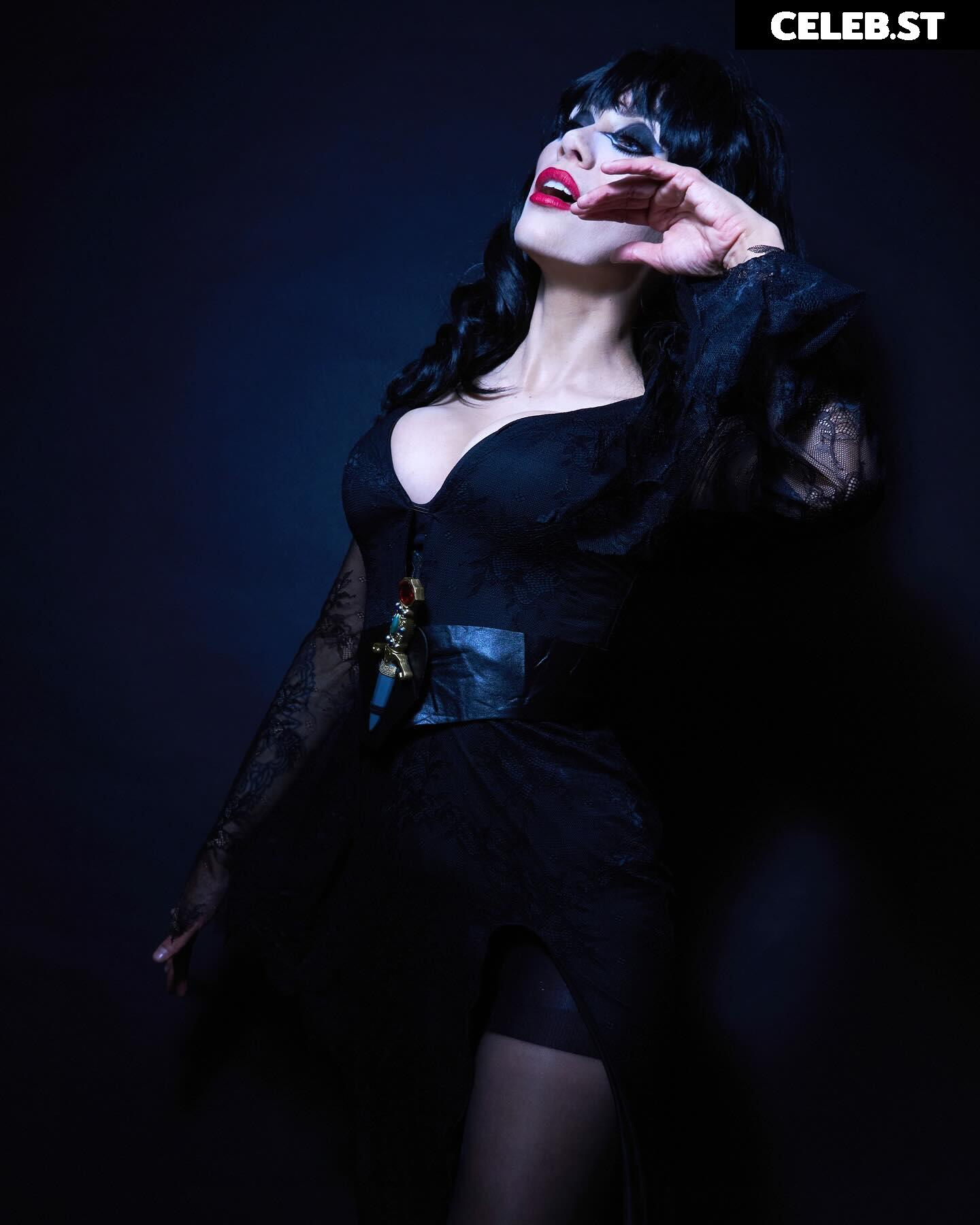 Cristina "Vee" Valenzuela Image 3537892