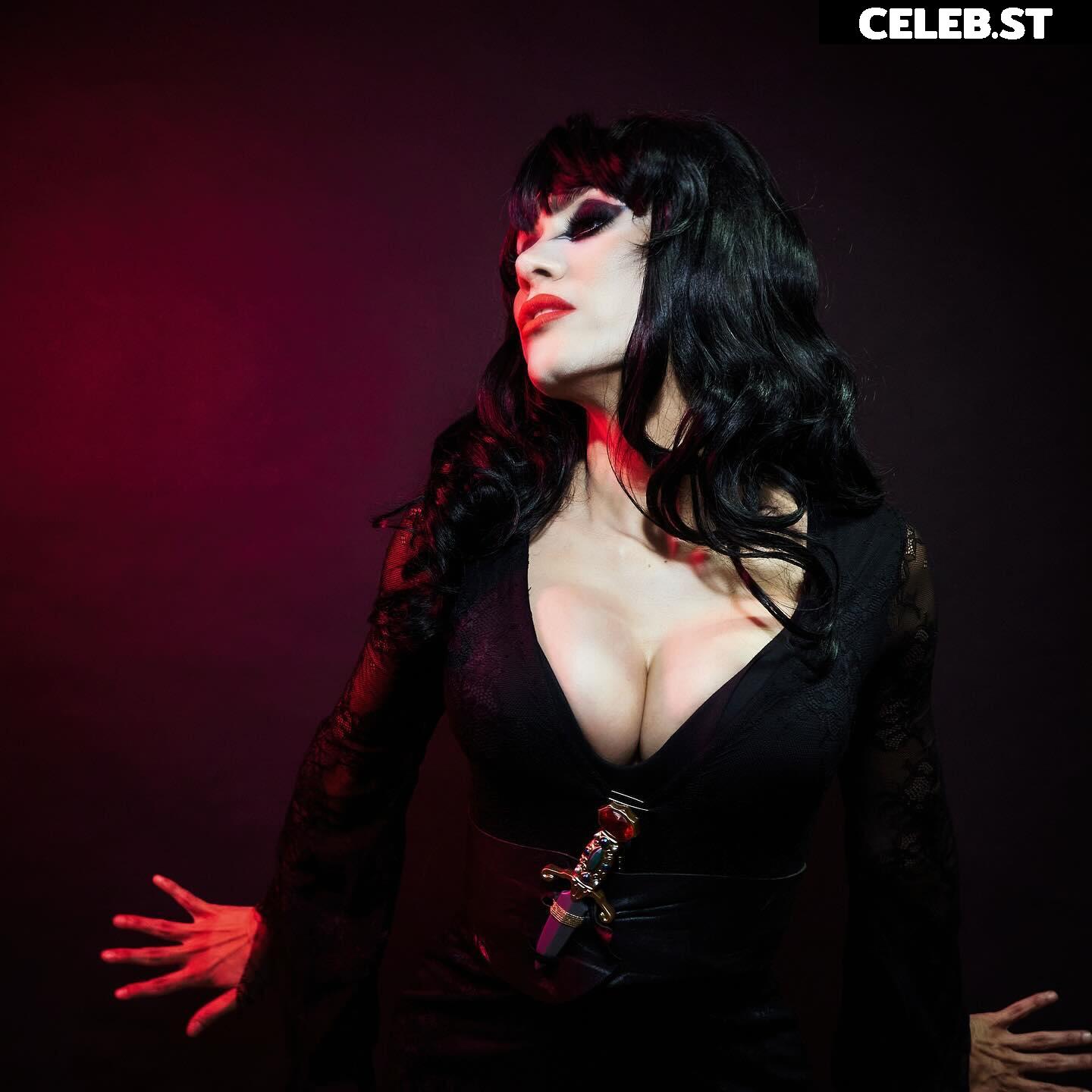 Cristina "Vee" Valenzuela Image 3537884