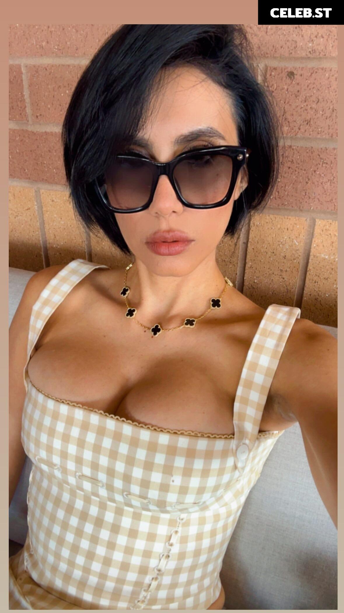 Cristina "Vee" Valenzuela Image 3537548