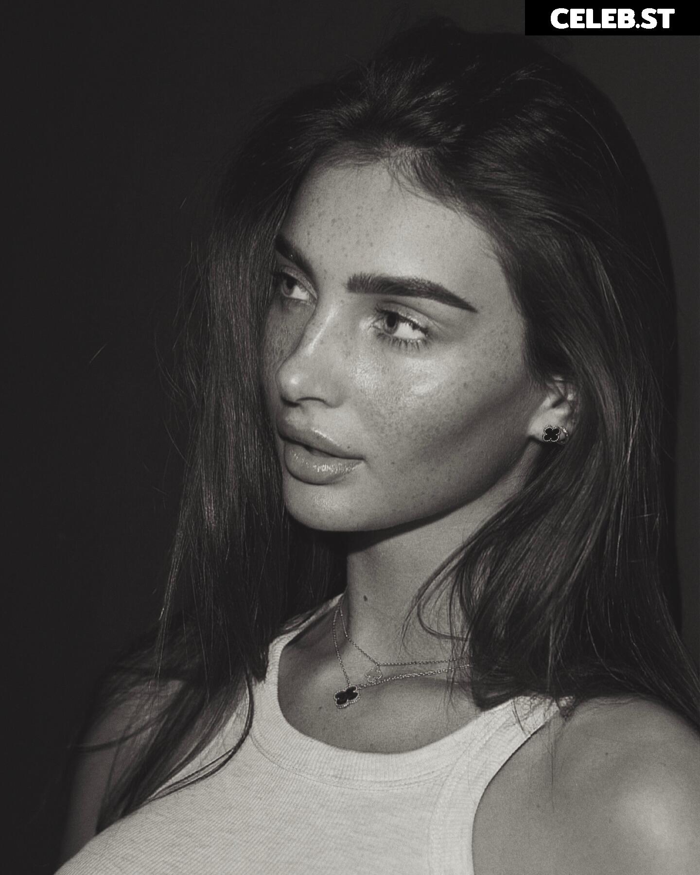 Maddy Cheary / maddycheary Image 3531023