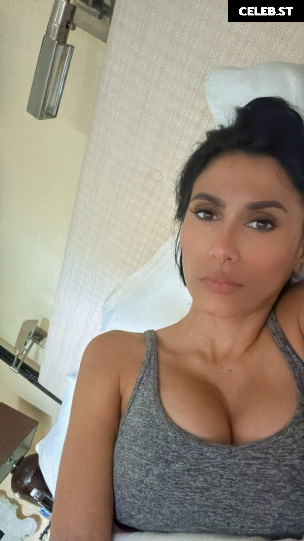 Cristina "Vee" Valenzuela Image 3539209