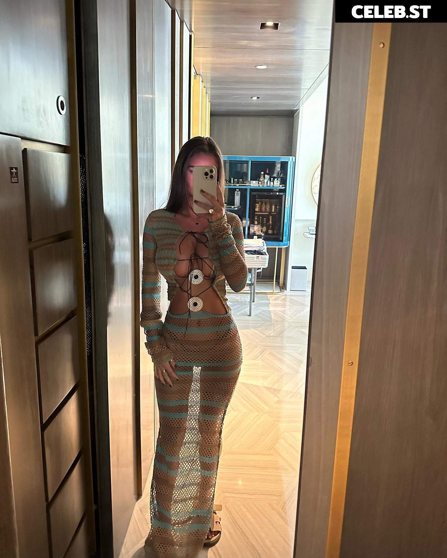 Maddy Cheary / maddycheary Image 3526028