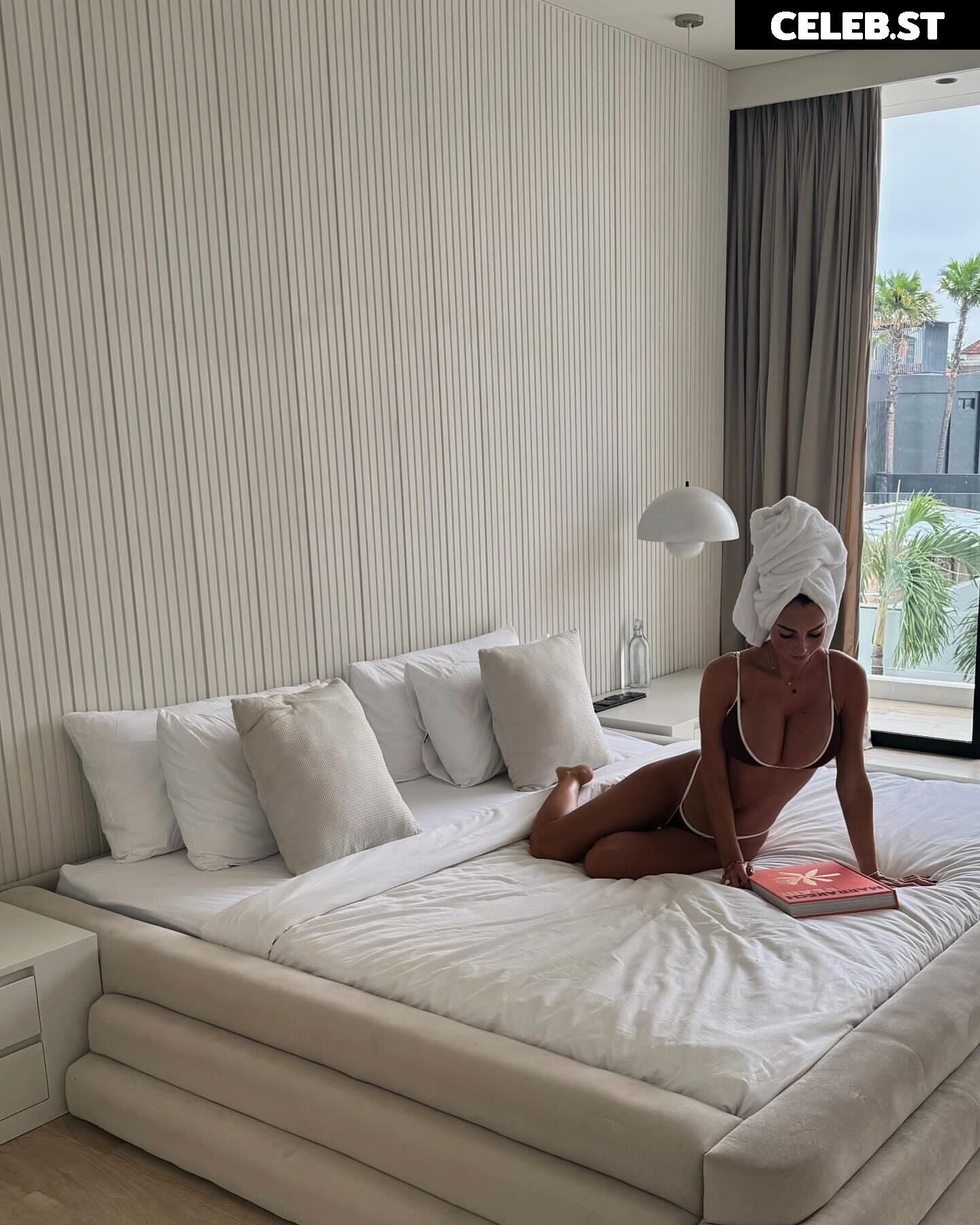 Maddy Cheary / maddycheary Image 3529475