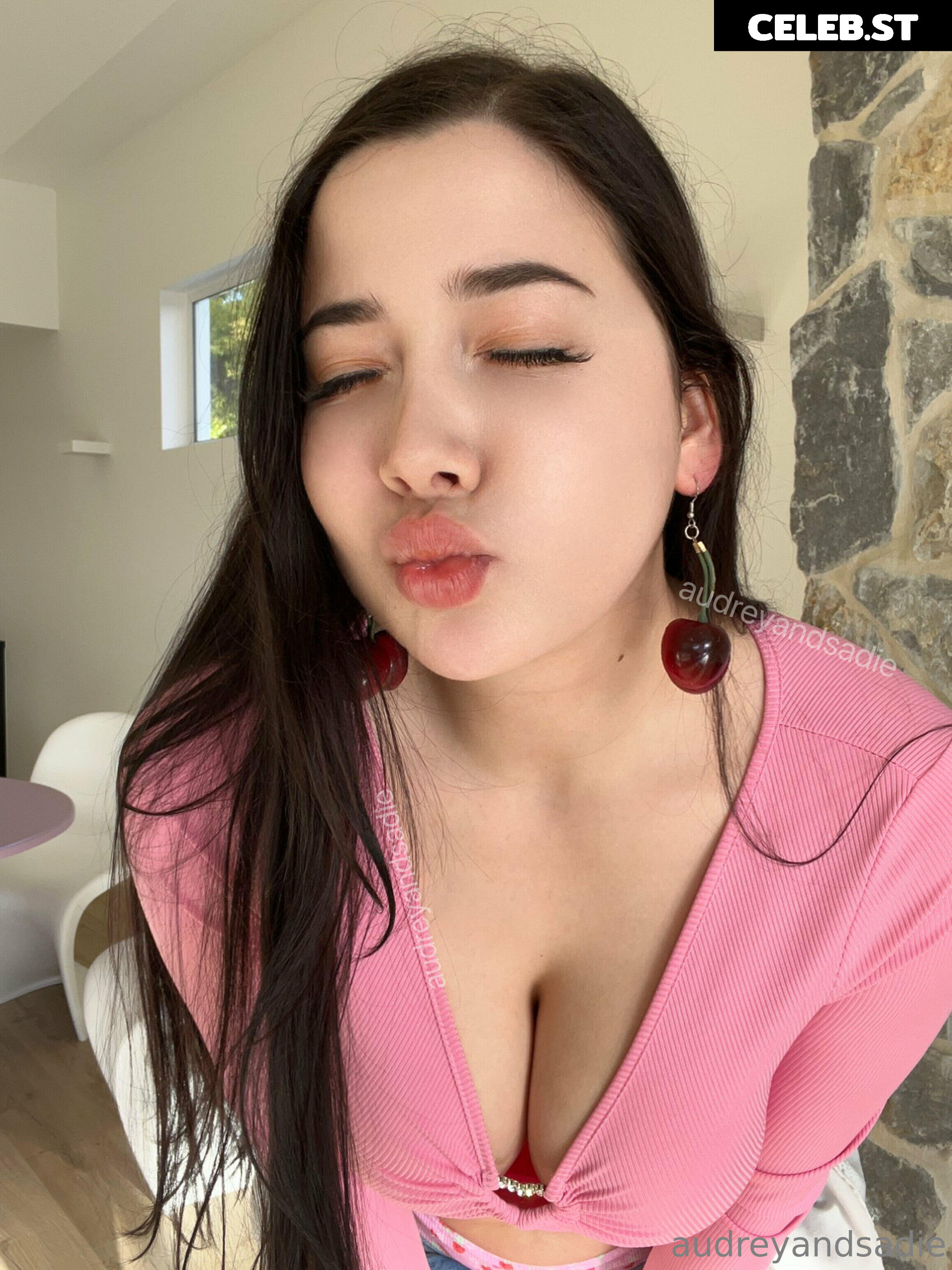 Audrey &amp; Sadie Image 3758106