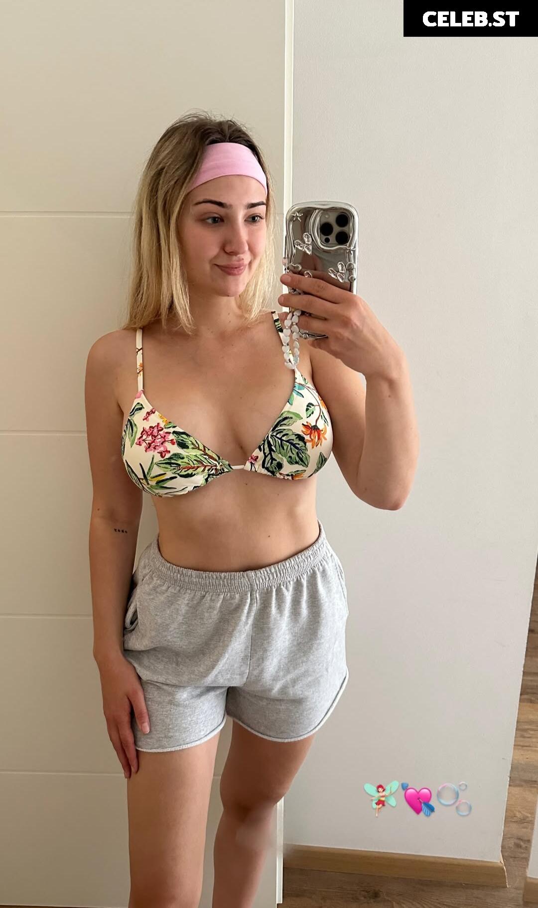 Maxine Reuker Image 3041621