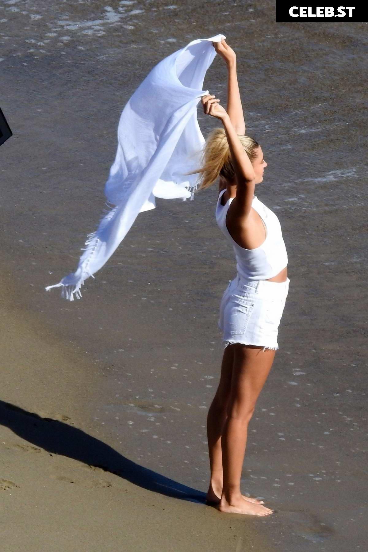 Hailey Bieber Image 3010318