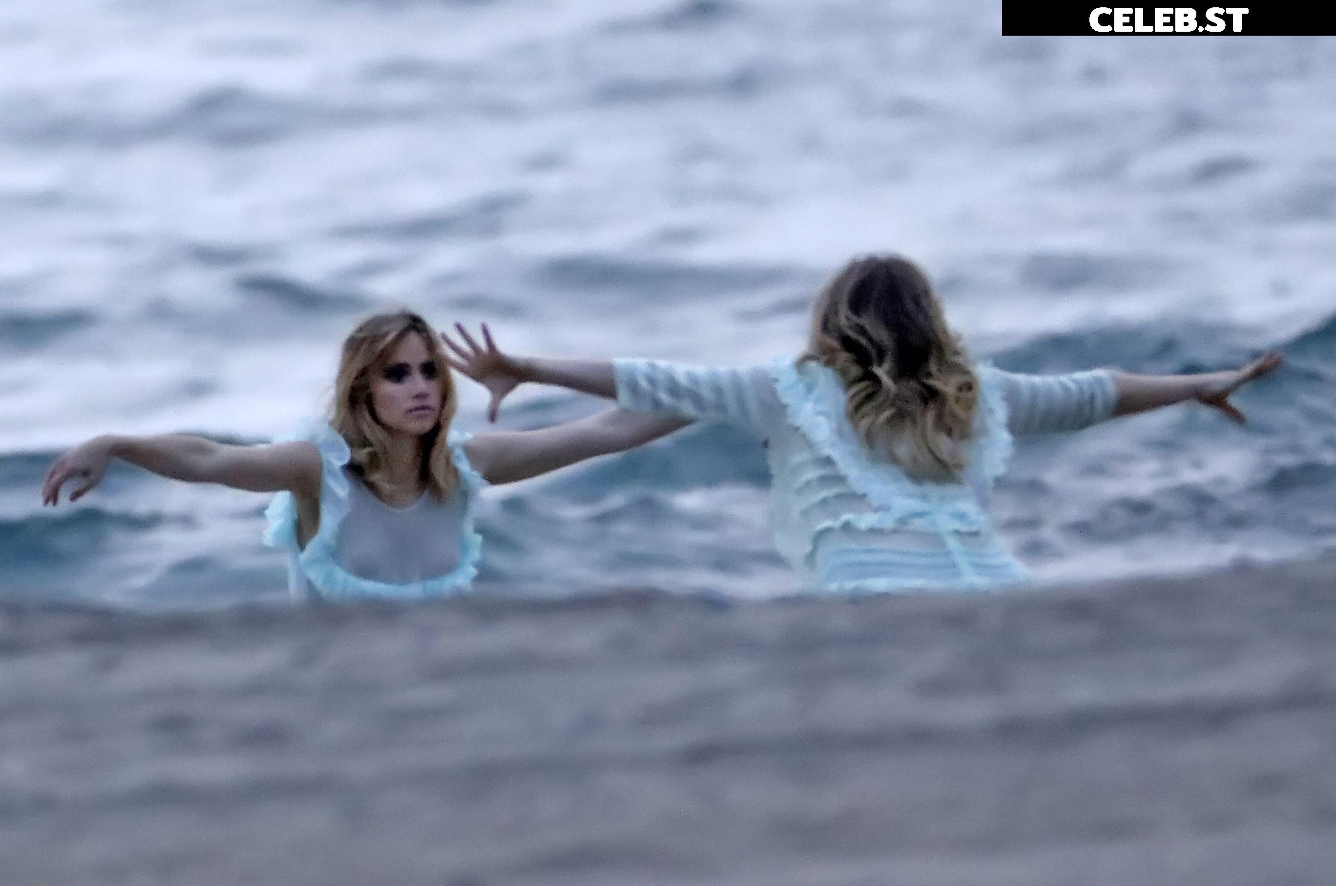 Suki Waterhouse Image 3002300