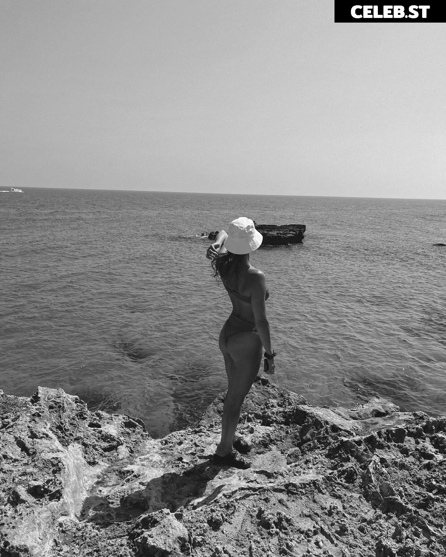 ninathoe Image 688799