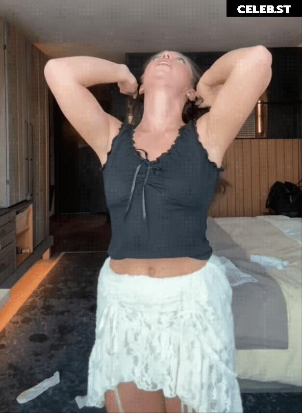 Tabitha Swatosh Image 695417