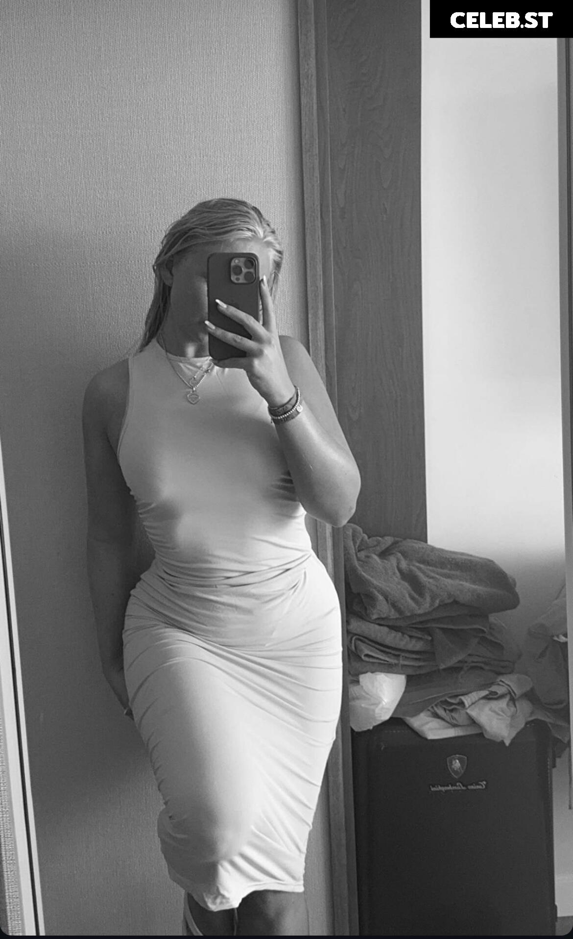 Lara-Charlottee Image 695185