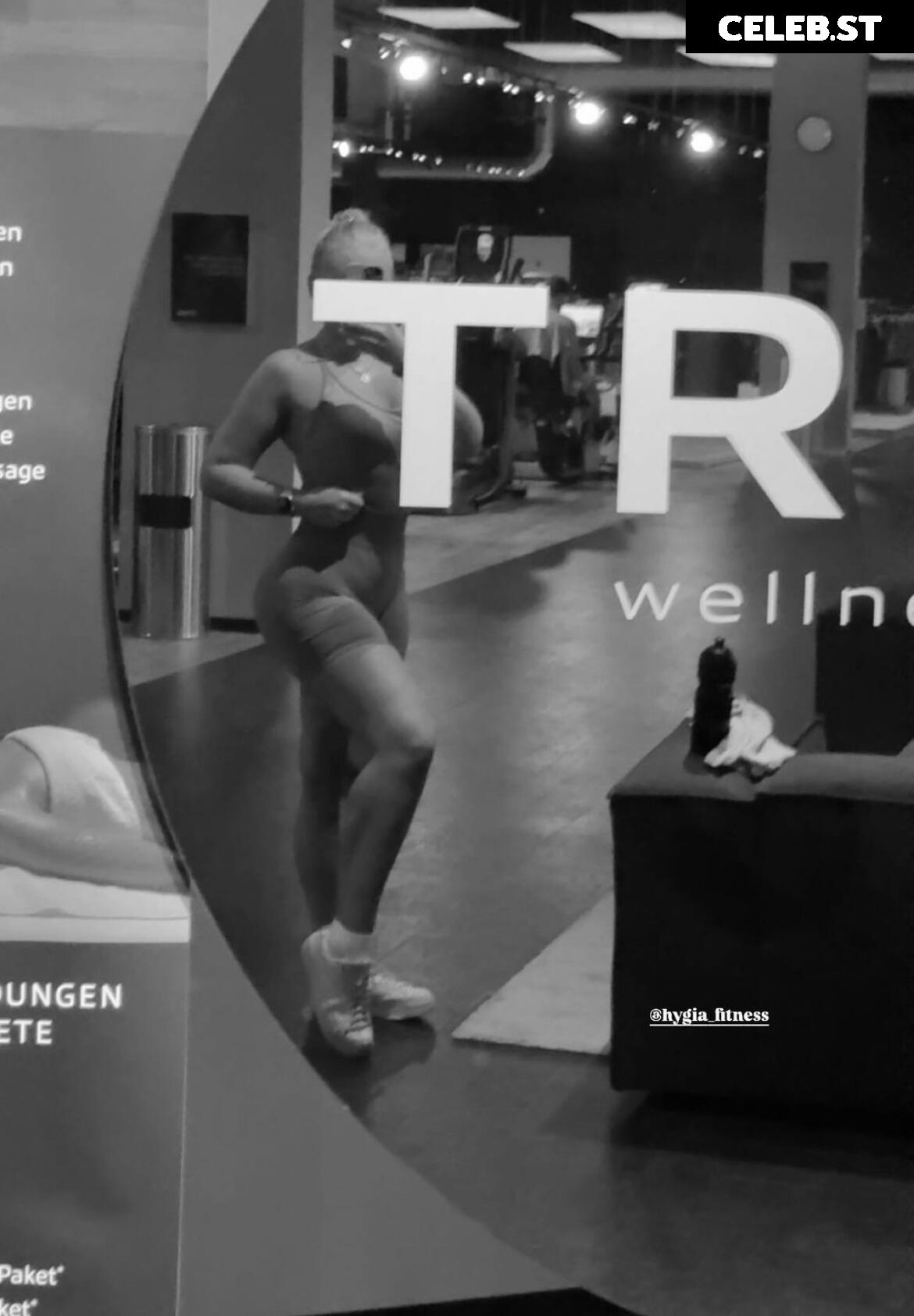 Lara-Charlottee Image 695266