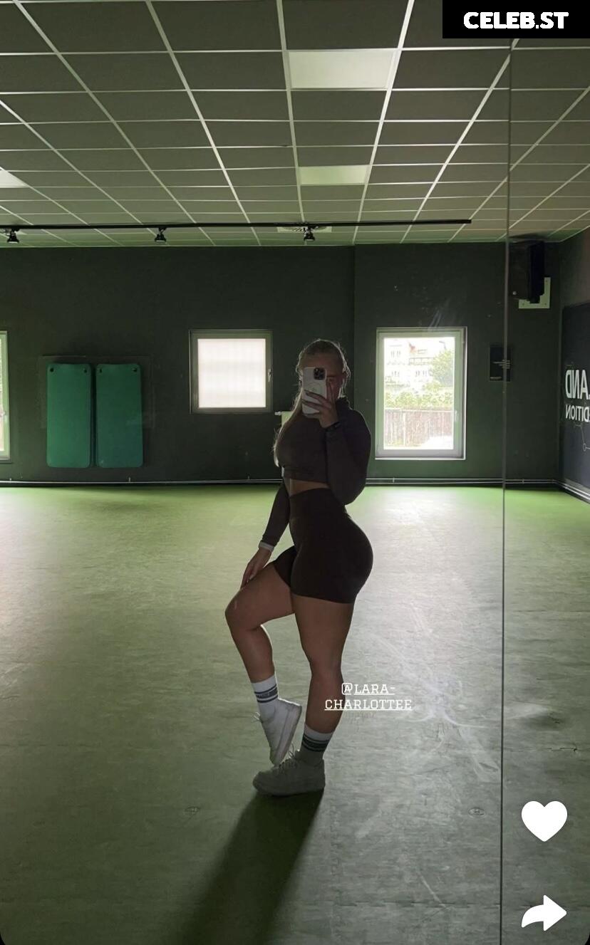 Lara-Charlottee Image 695353