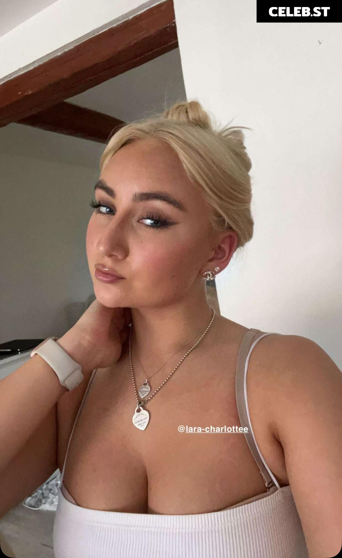 Lara-Charlottee Image 695371