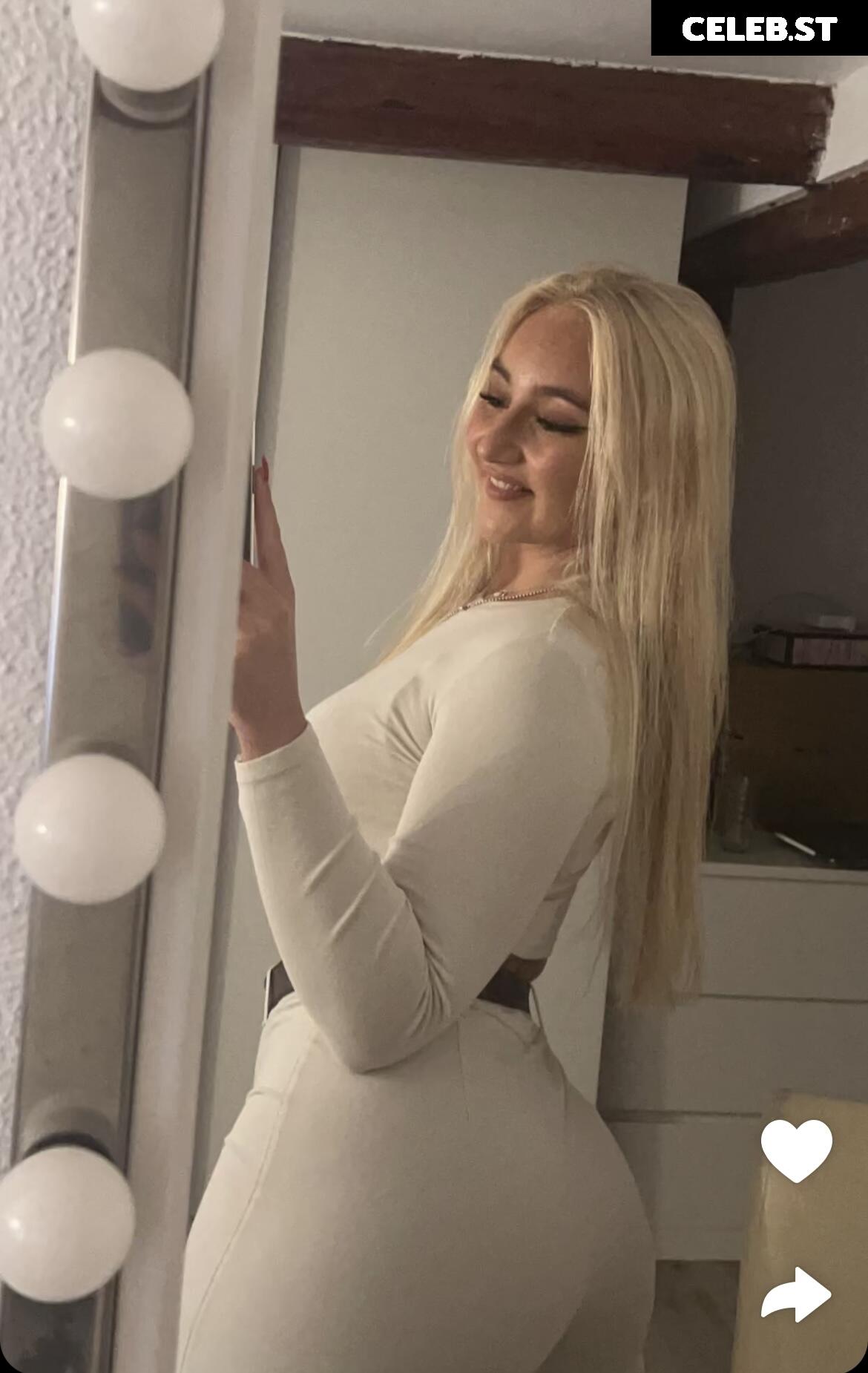 Lara-Charlottee Image 695061