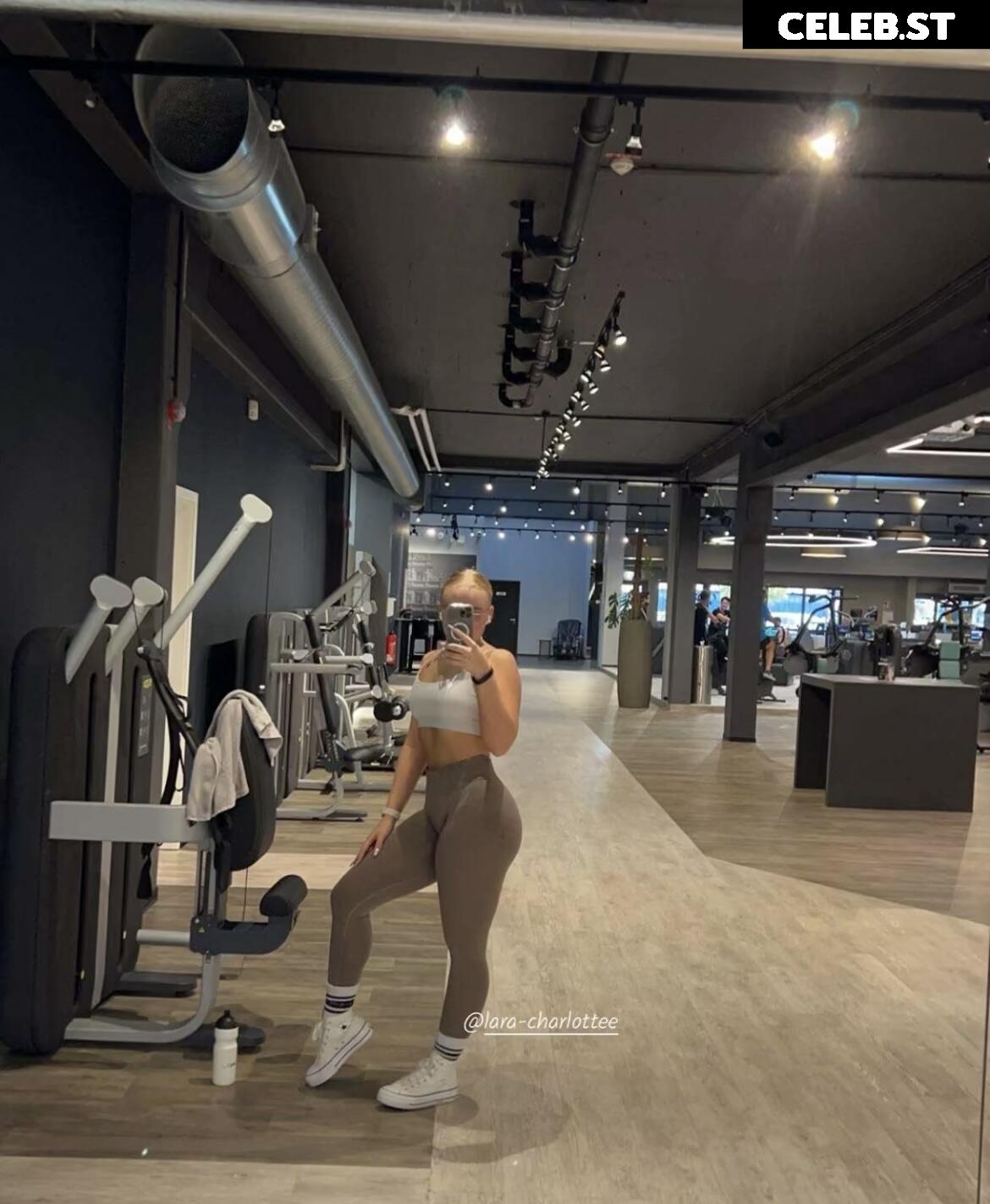 Lara-Charlottee Image 695028