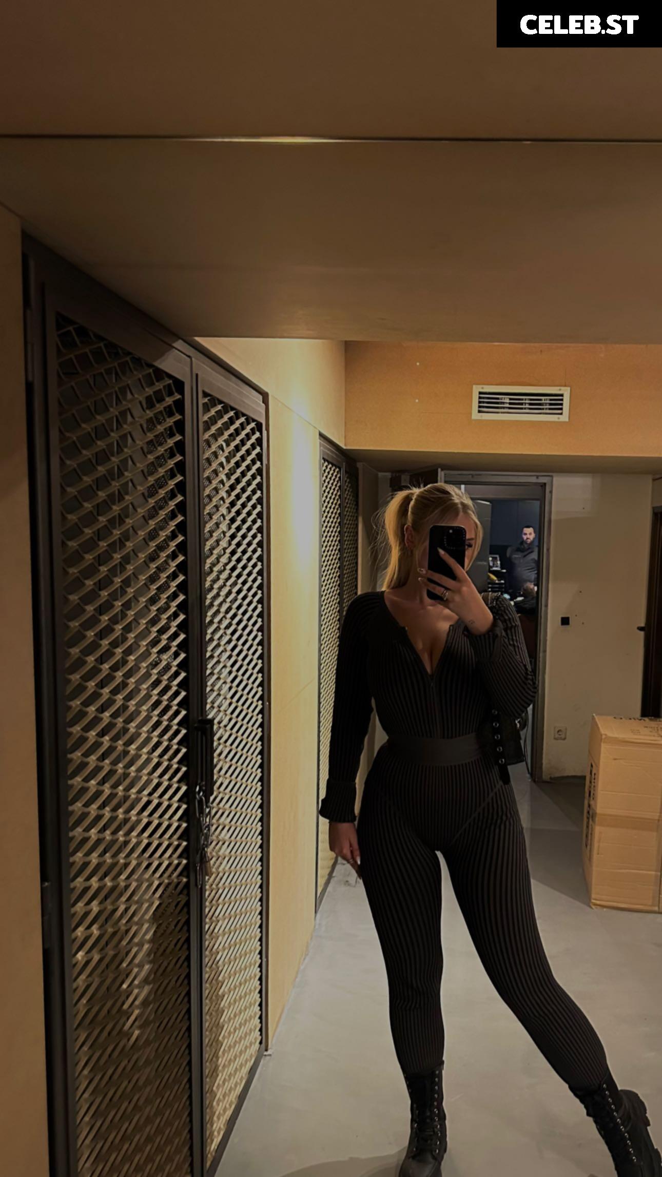 Melaniethrr Image 647144