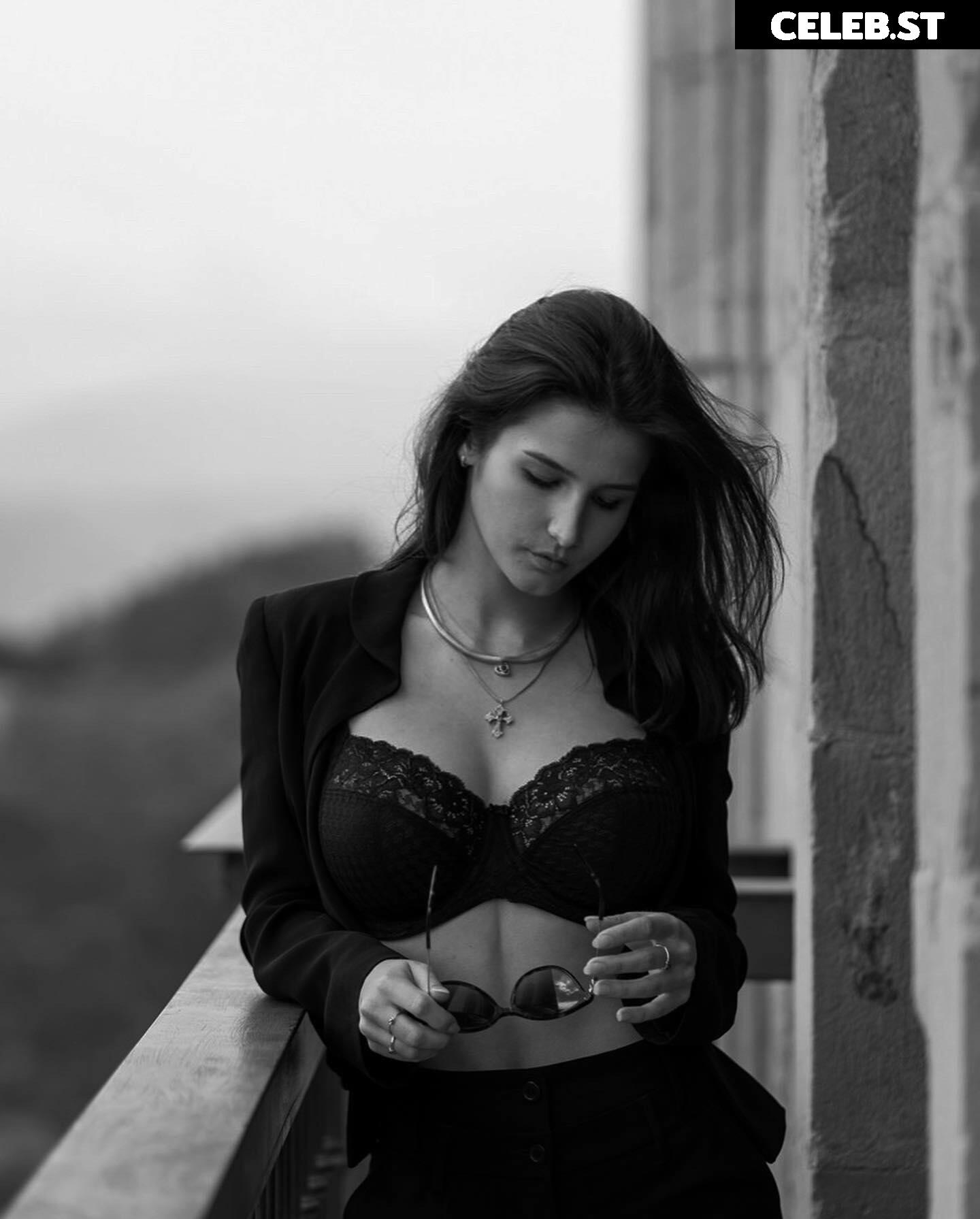 Anna Arevalo Image 656160