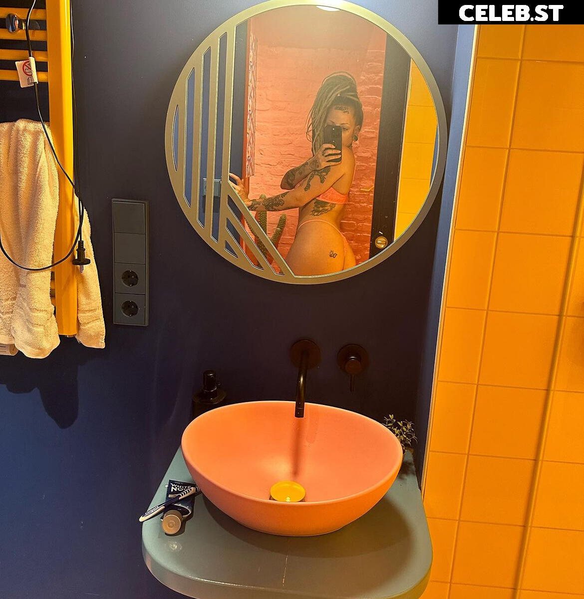 Roxy_Wayne Image 672100