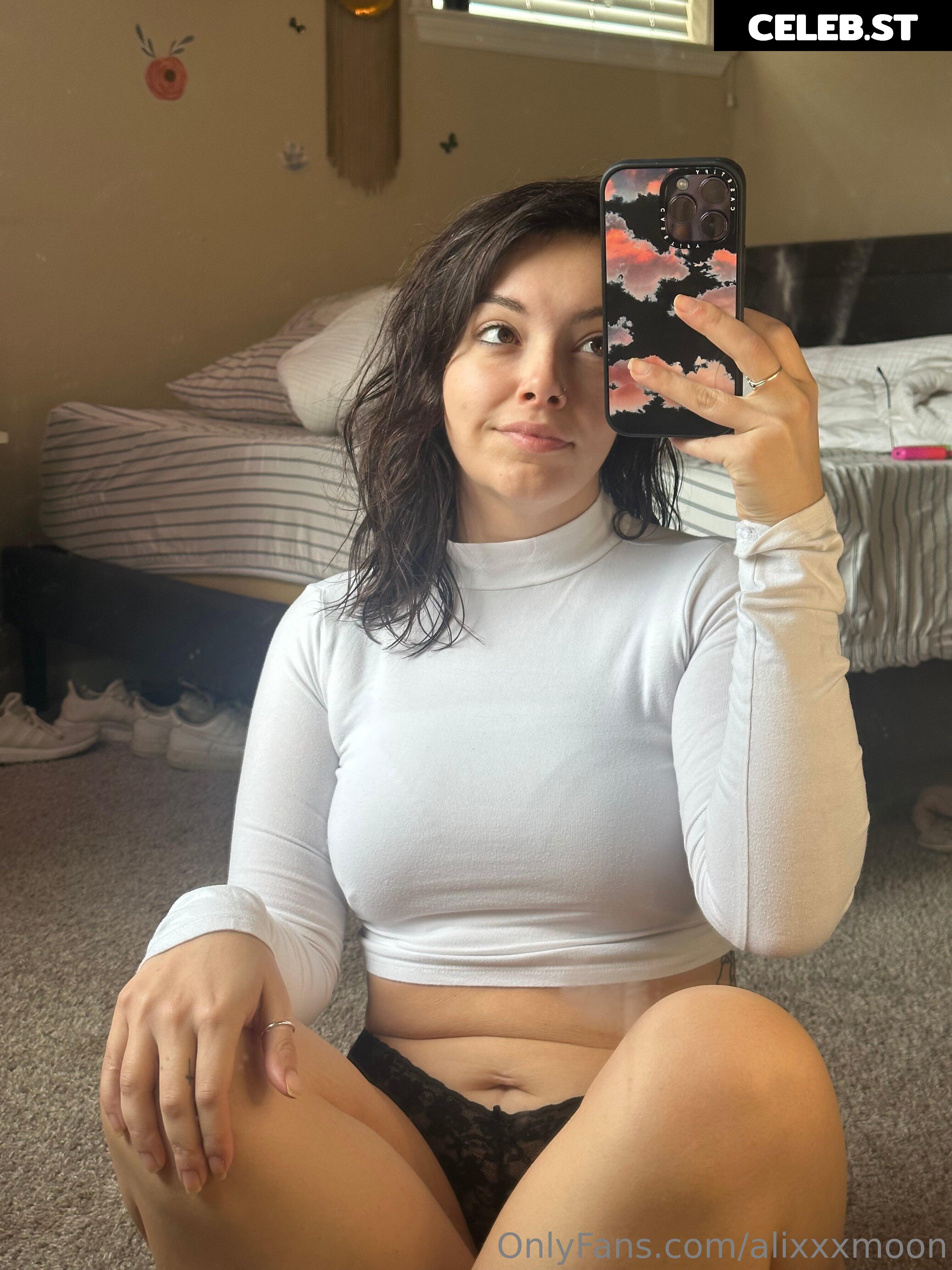 Alix Moon Image 5206622