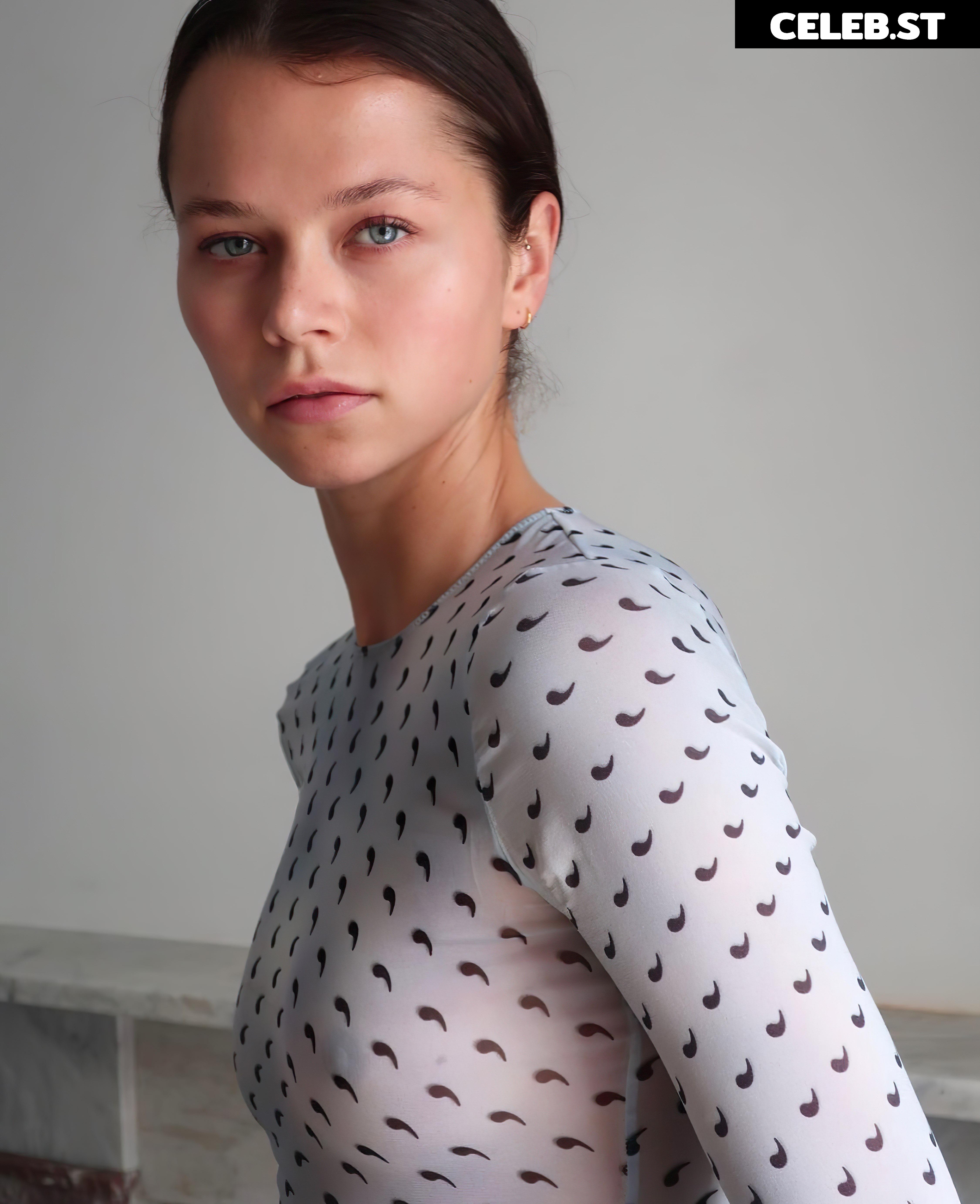 Alannah Walton Image 590658