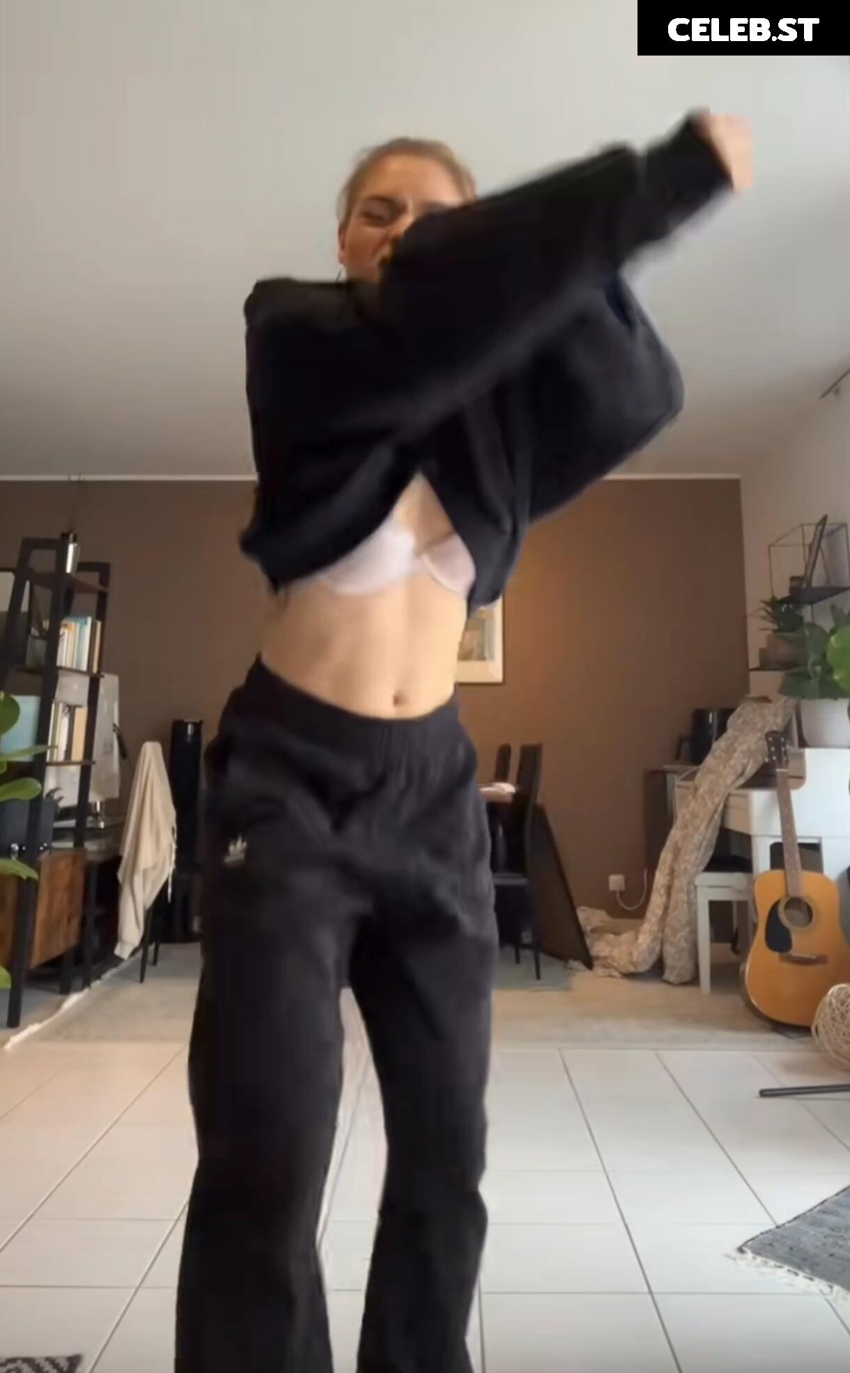 Alina Khani Image 590327