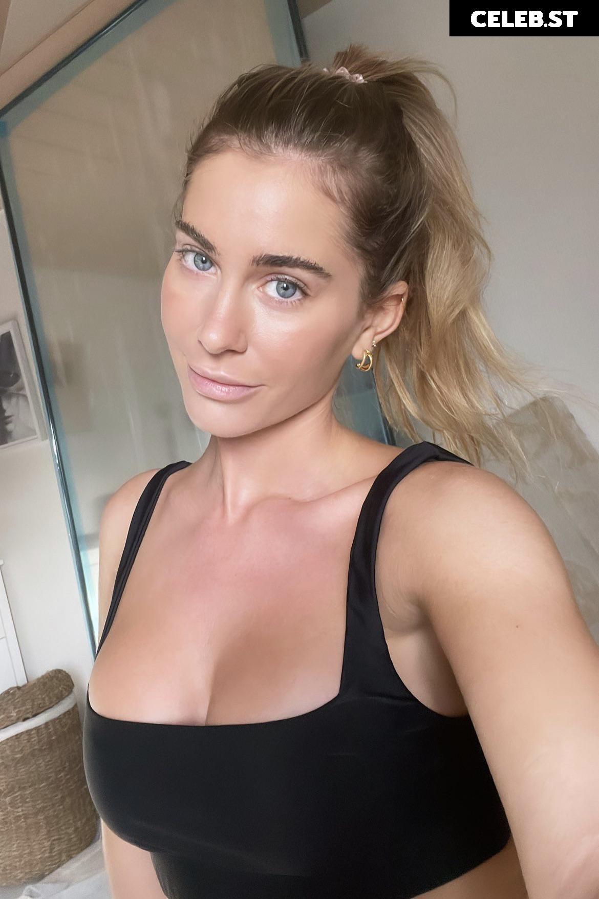 Mrs. Bella Image 542024