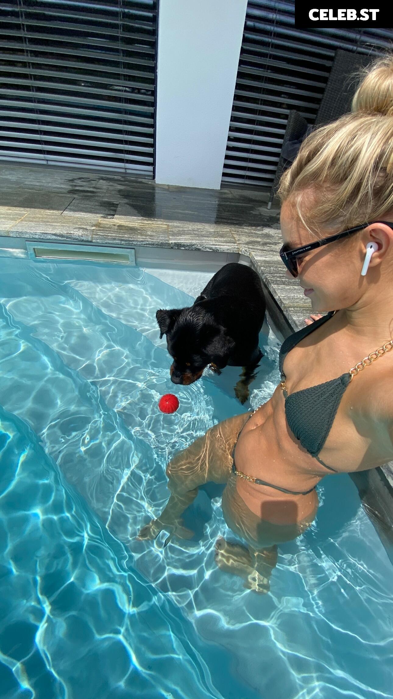 Stephanie Davis Image 553269