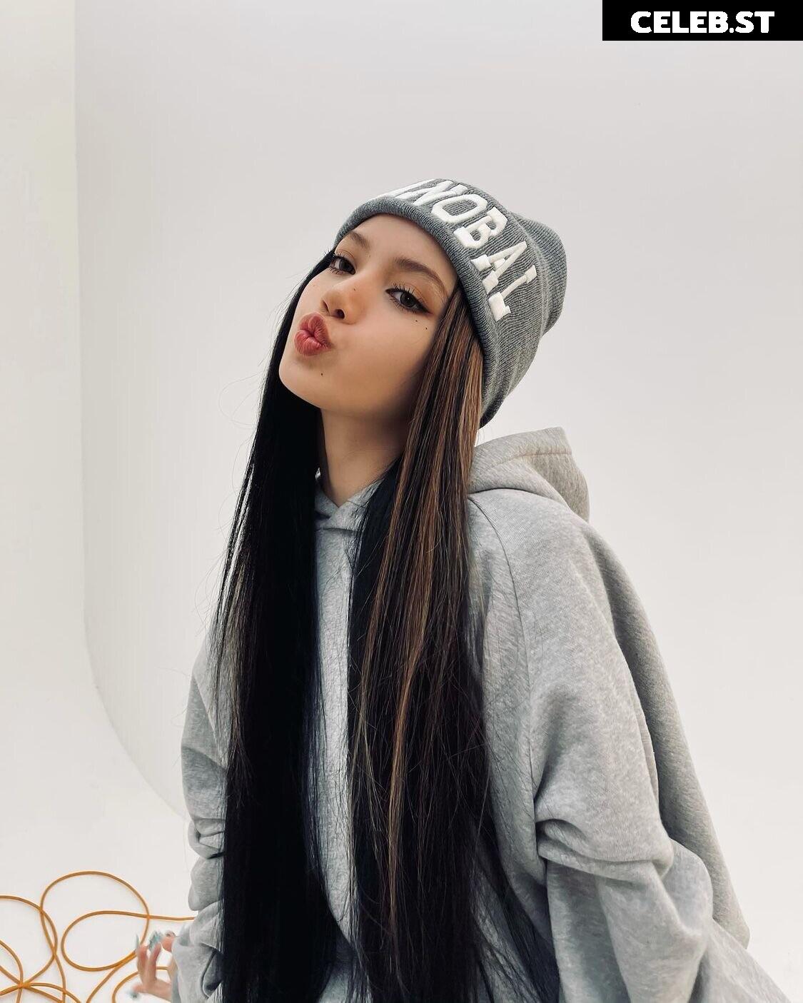 Lisa | BLΛƆKPIИK (Blackpink) Image 5505317