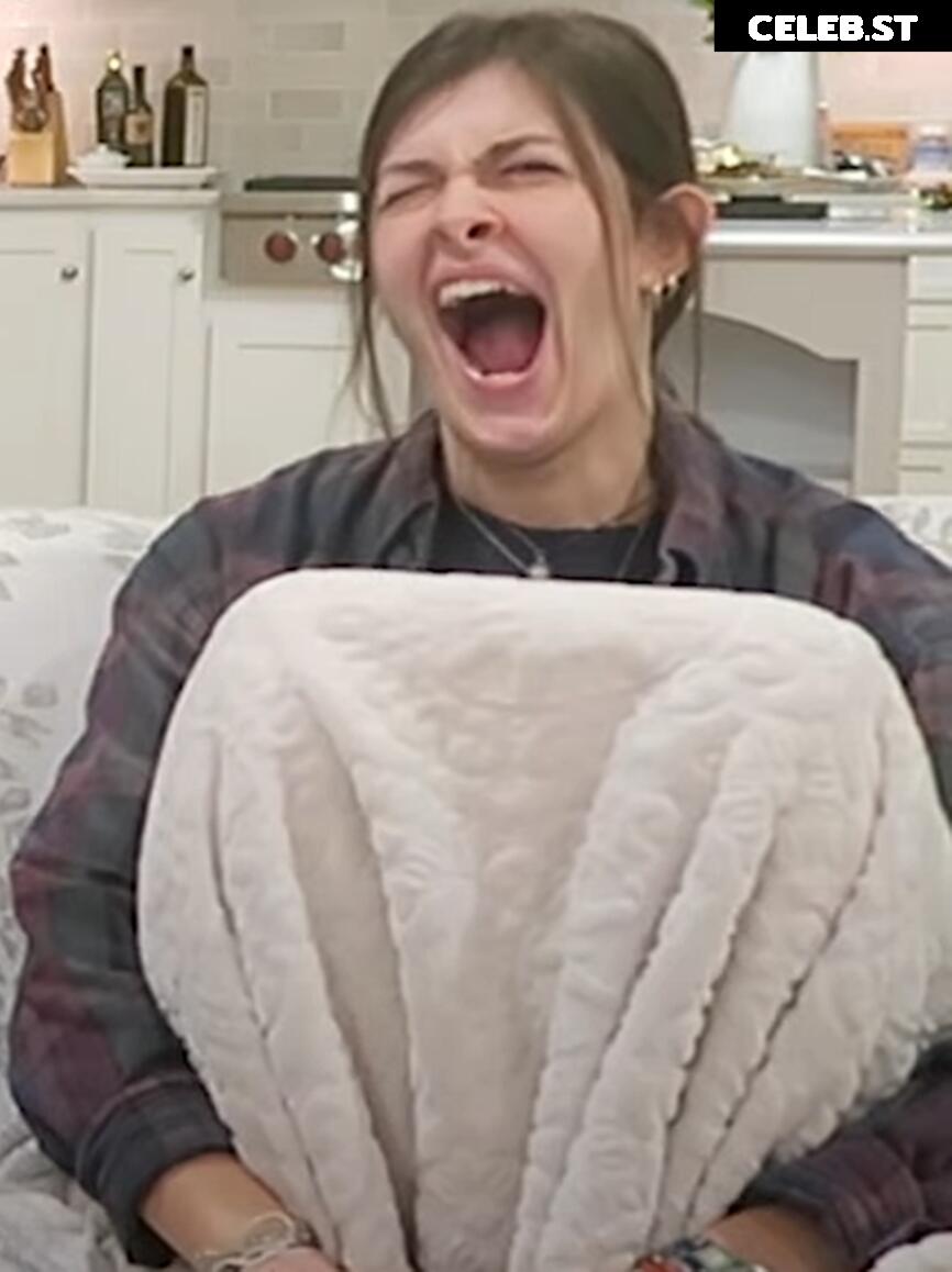 Lia Reacts / Lia_Fiore Image 5091173