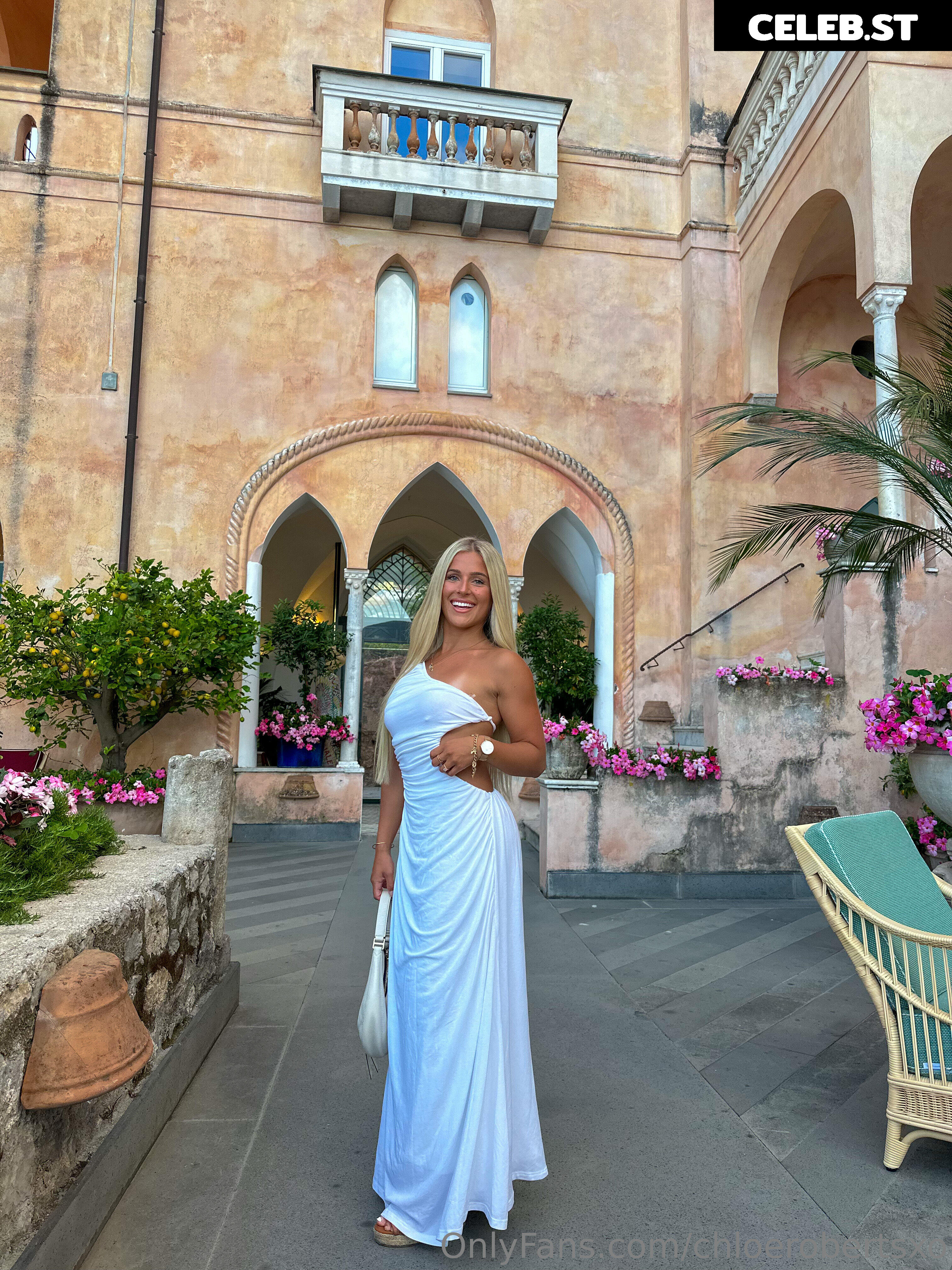 Cassie and Chloe Roberts Image 4254374