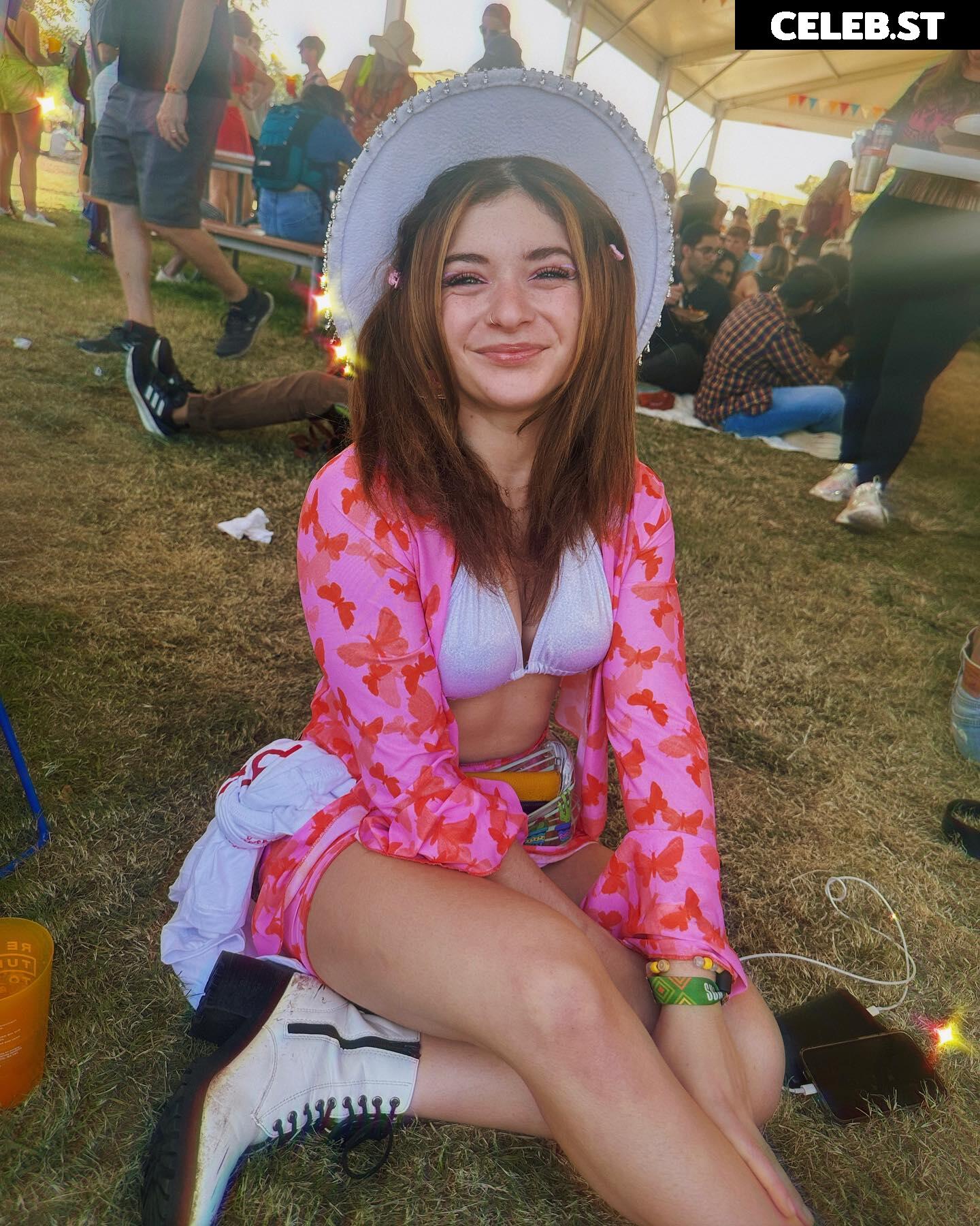Serena Abweh / Rena_Serenaa Image 4241149