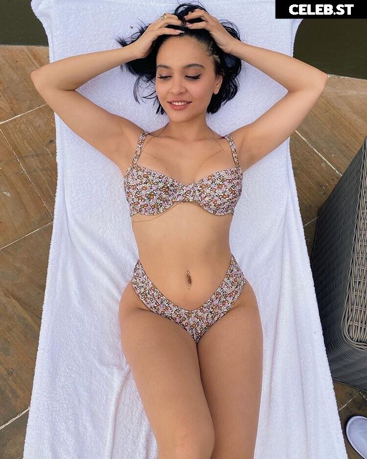 Stella Hudgens (Vanessa's Sister) Image 4370887