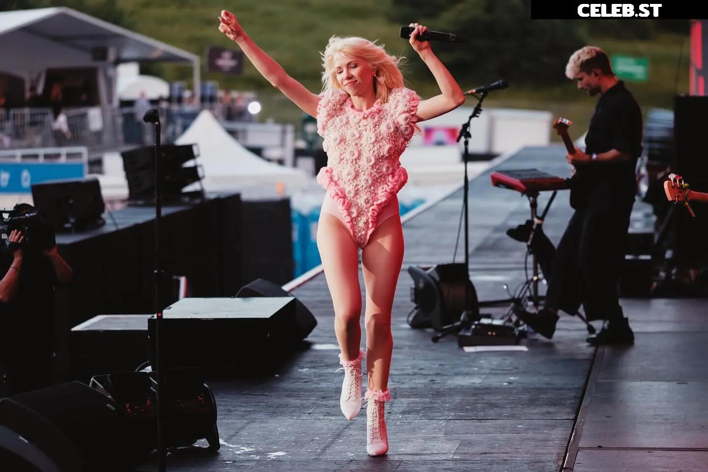 Carly Rae Jepsen Image 4911494