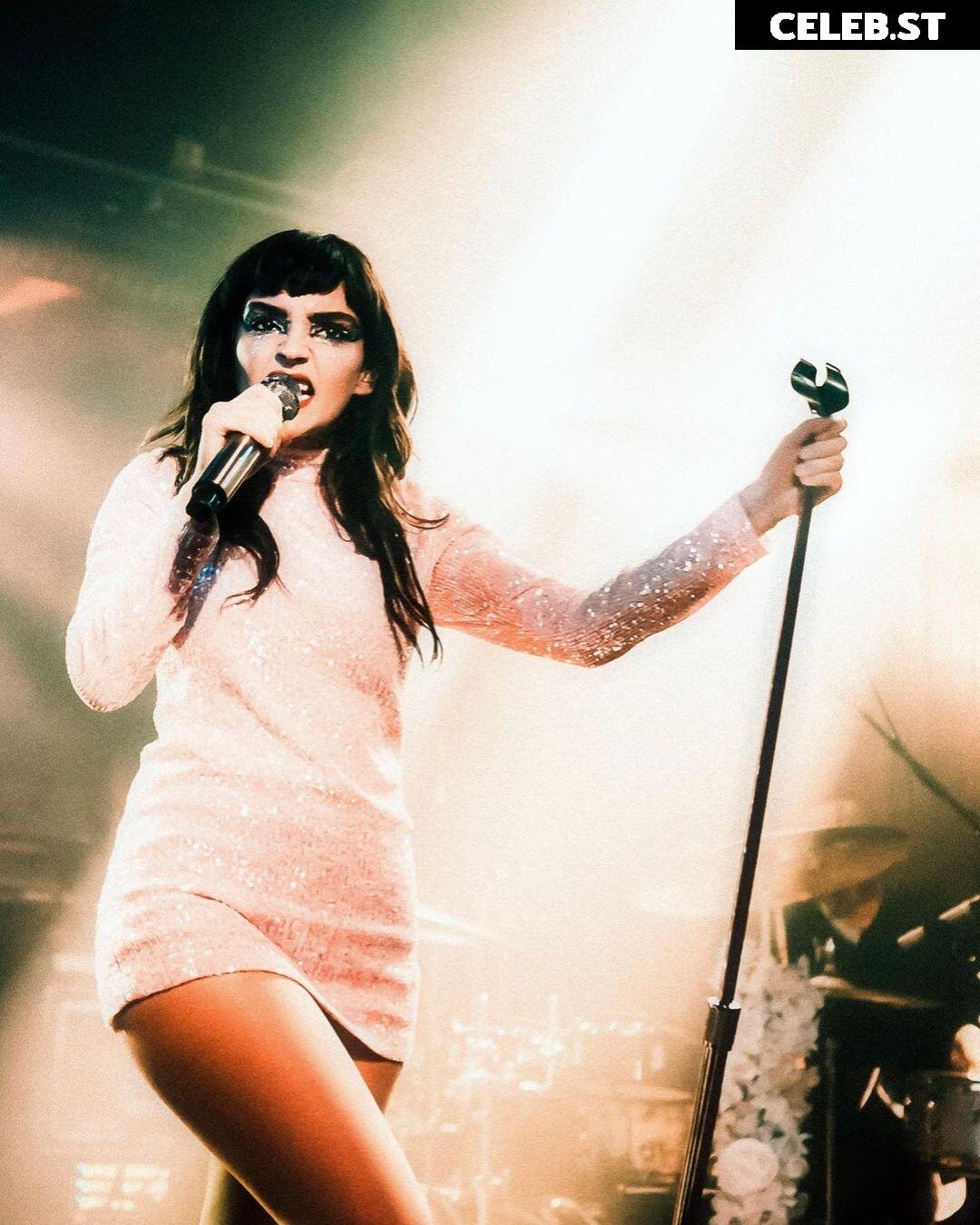 Lauren Mayberry (Singer) Image 4497003