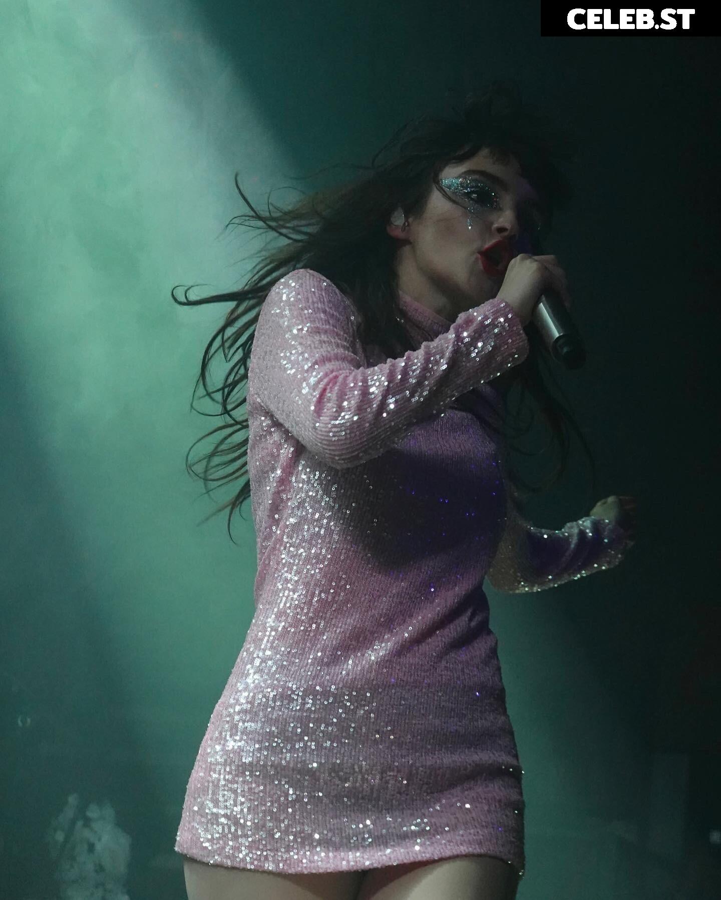 Lauren Mayberry (Singer) Image 4482079