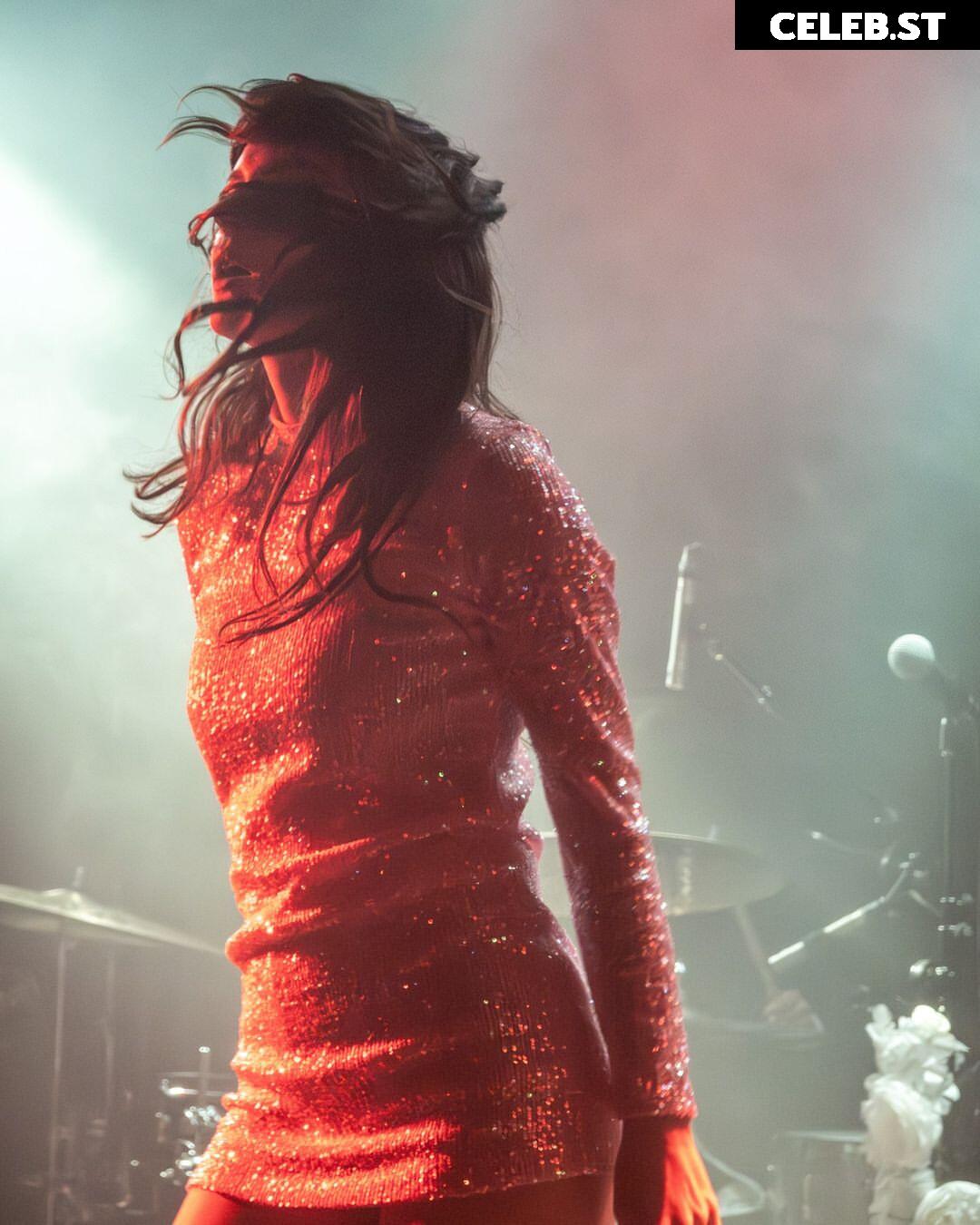 Lauren Mayberry (Singer) Image 4483526