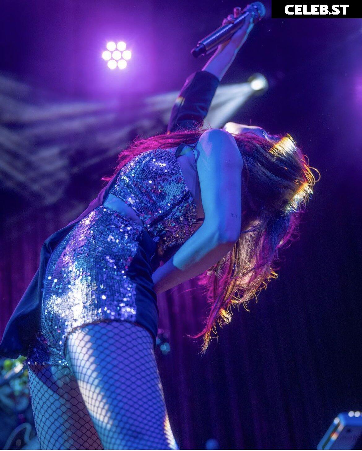 Lauren Mayberry (Singer) Image 4480452