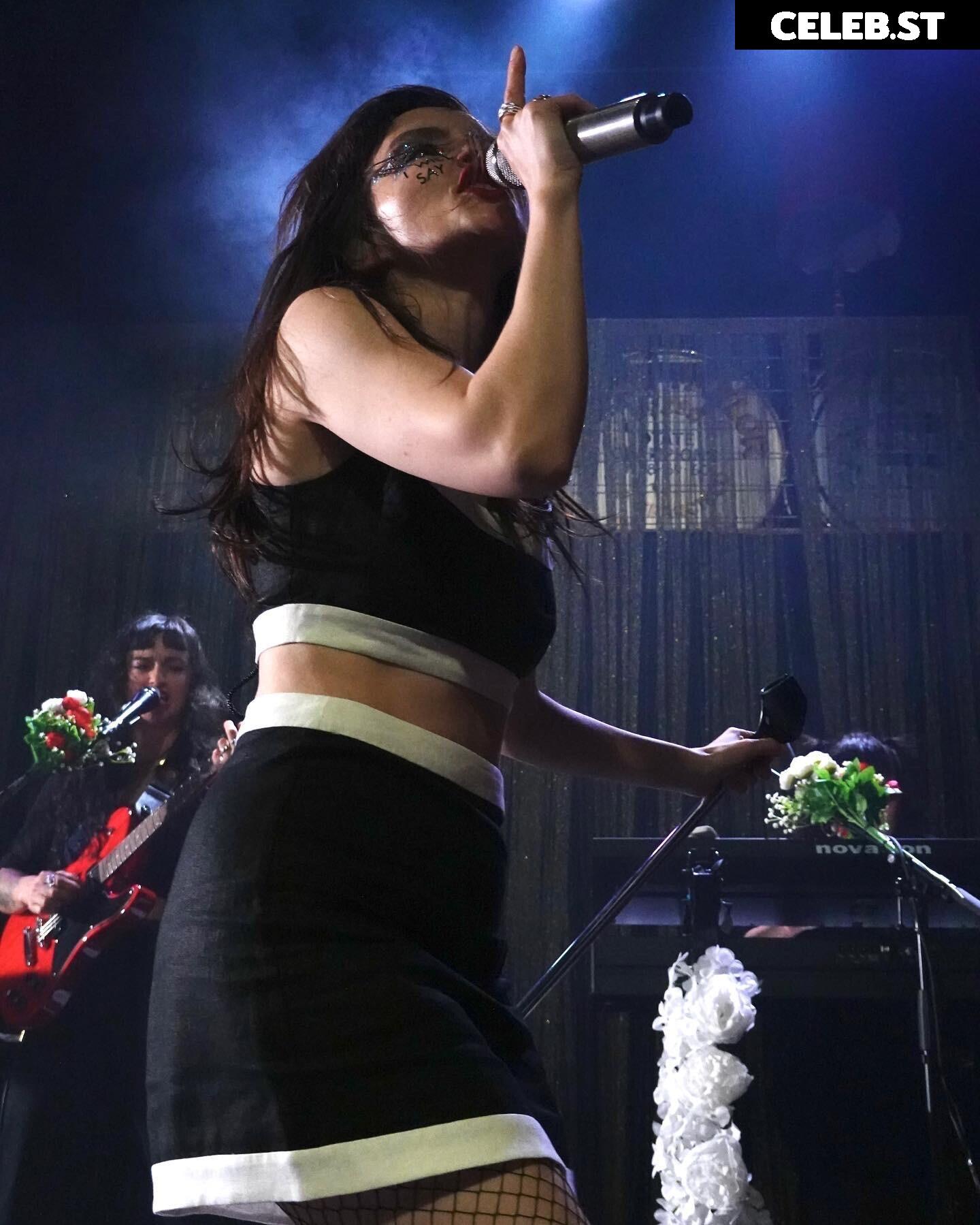 Lauren Mayberry (Singer) Image 4480154