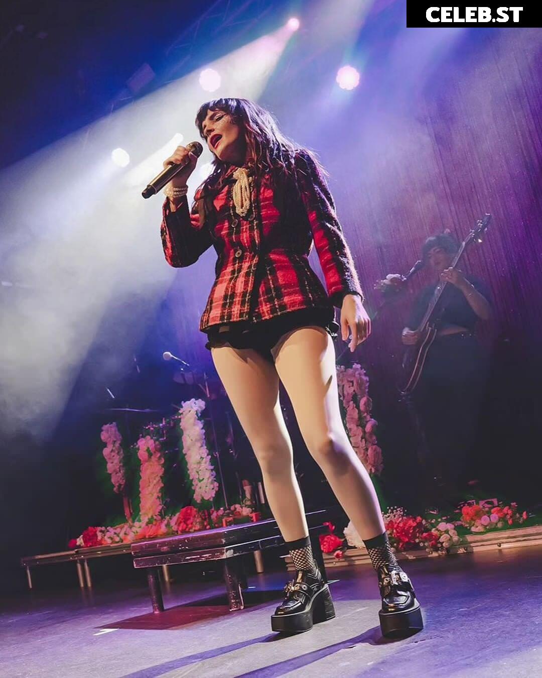 Lauren Mayberry (Singer) Image 4489217