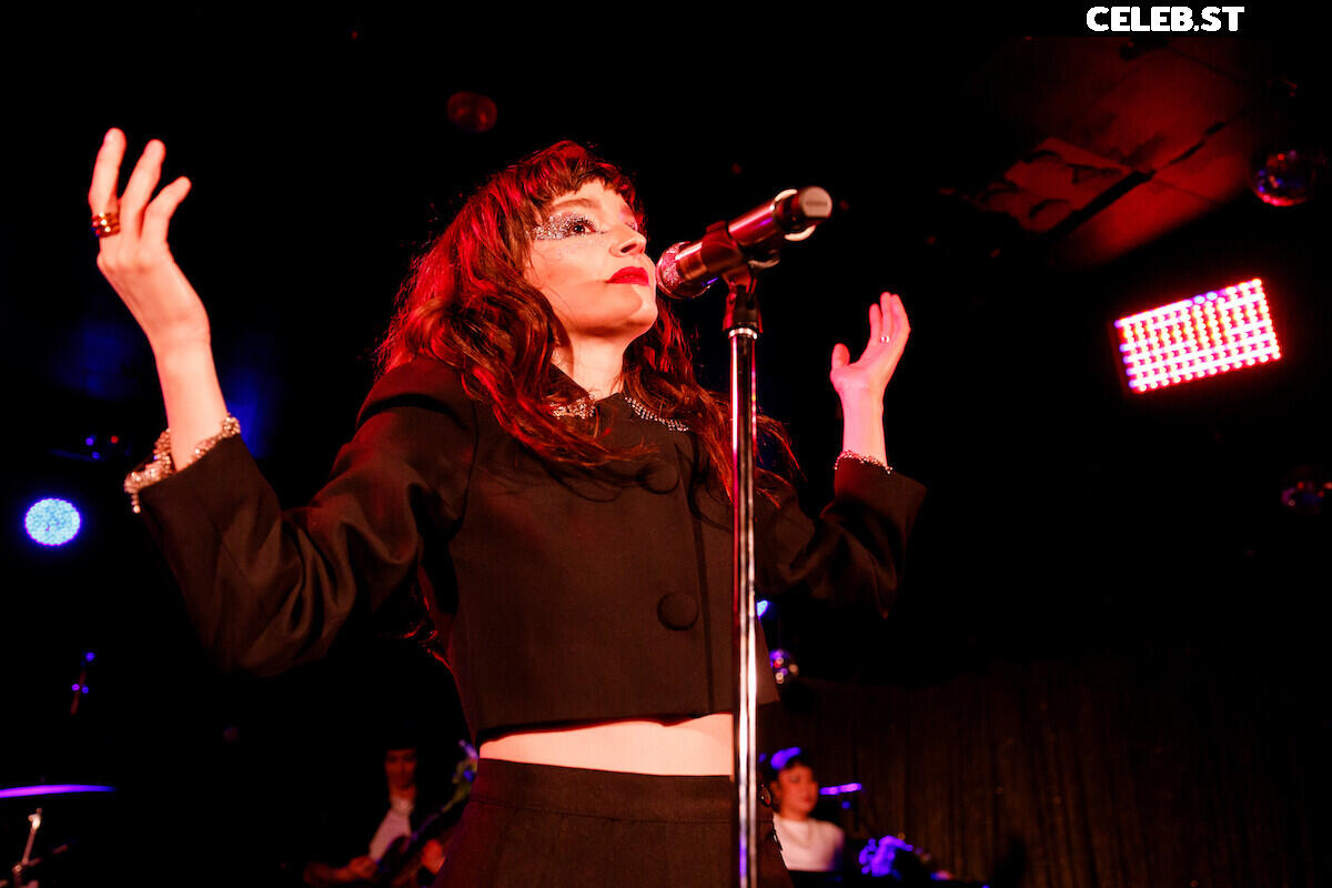 Lauren Mayberry (Singer) Image 4476613
