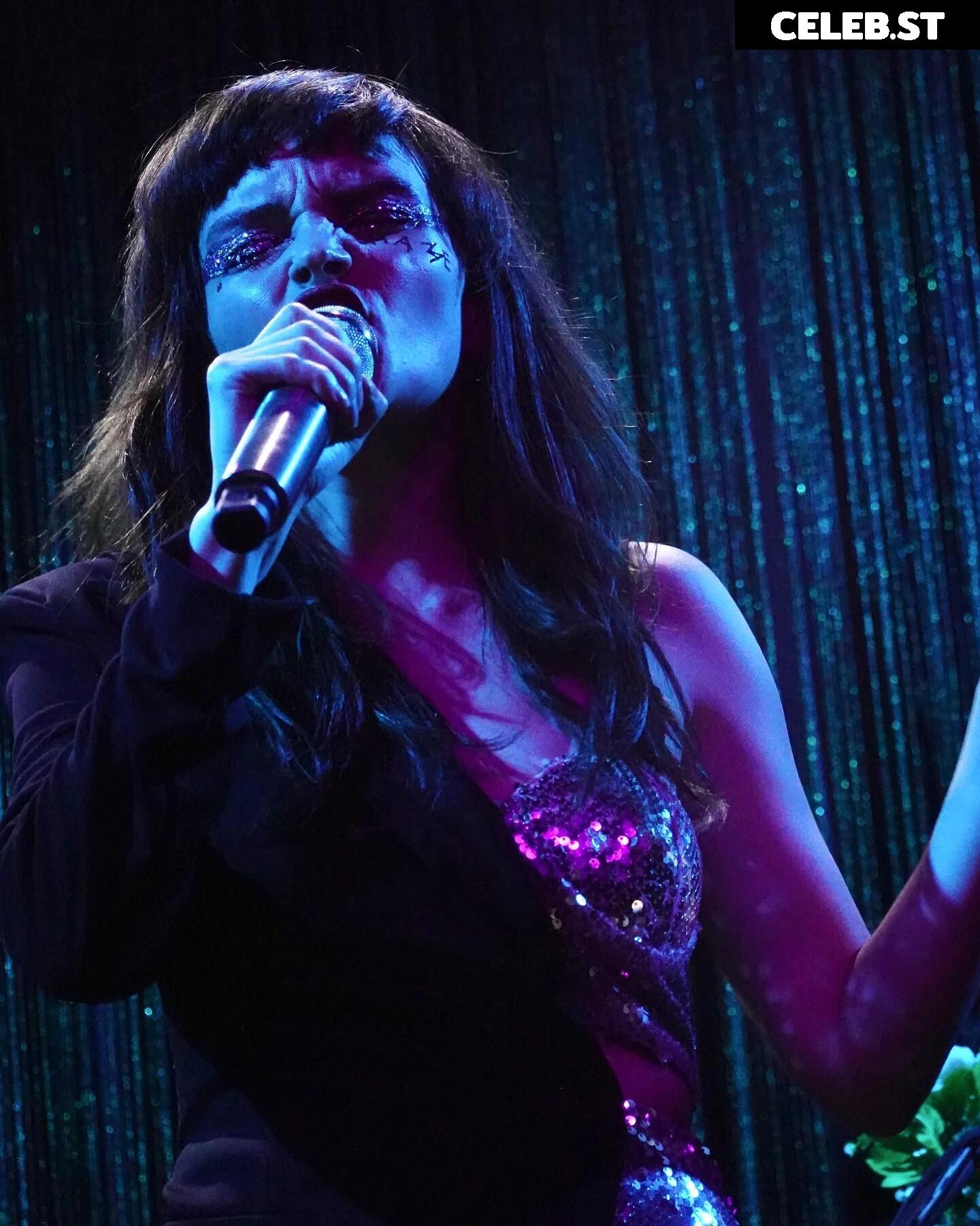 Lauren Mayberry (Singer) Image 4471402