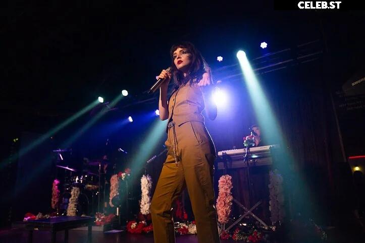 Lauren Mayberry (Singer) Image 4472572