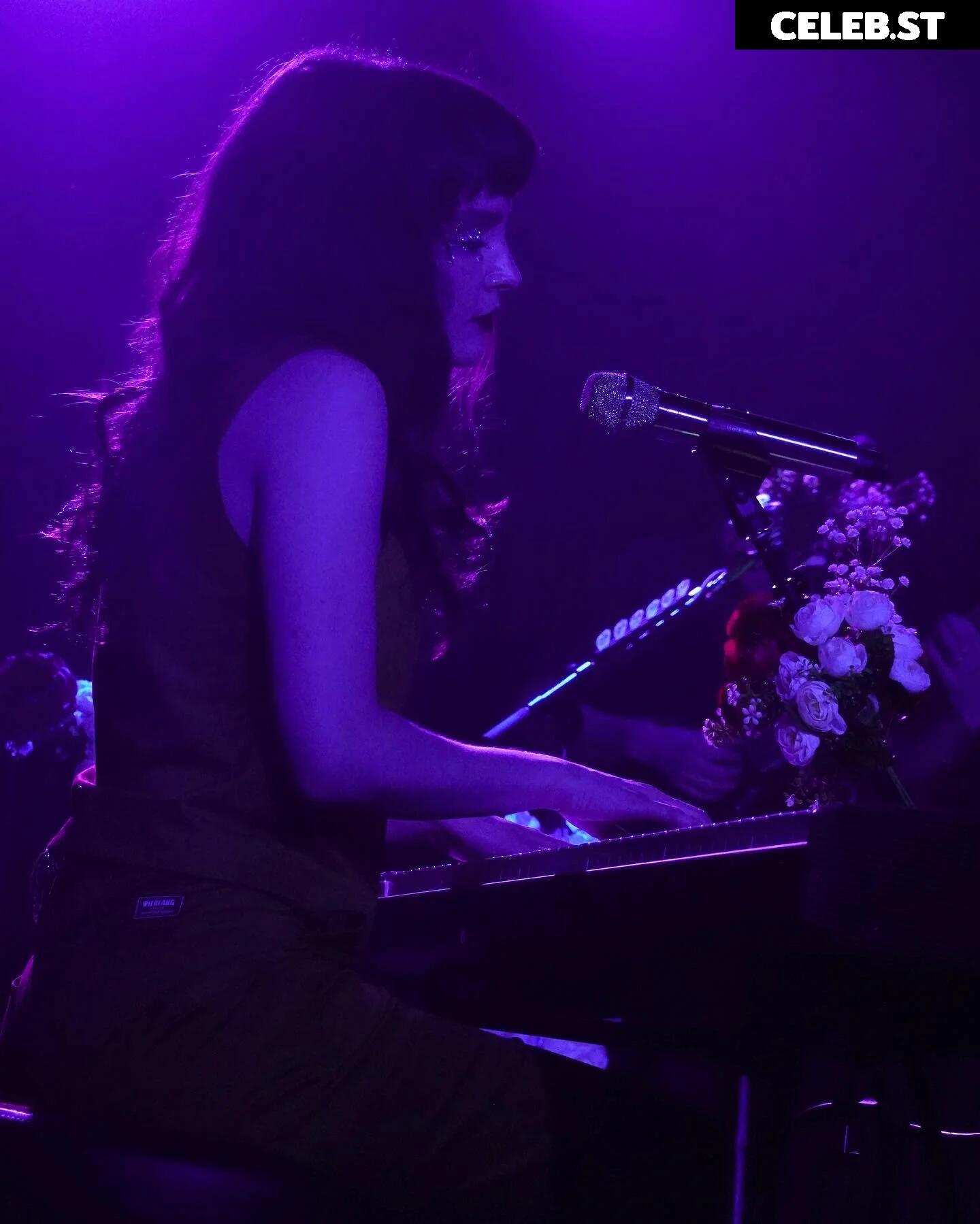Lauren Mayberry (Singer) Image 4472501