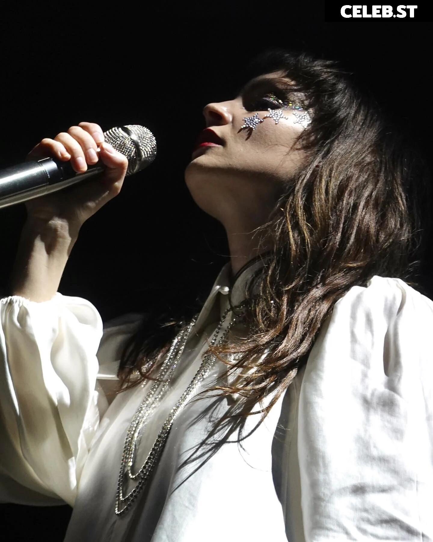Lauren Mayberry (Singer) Image 4465745