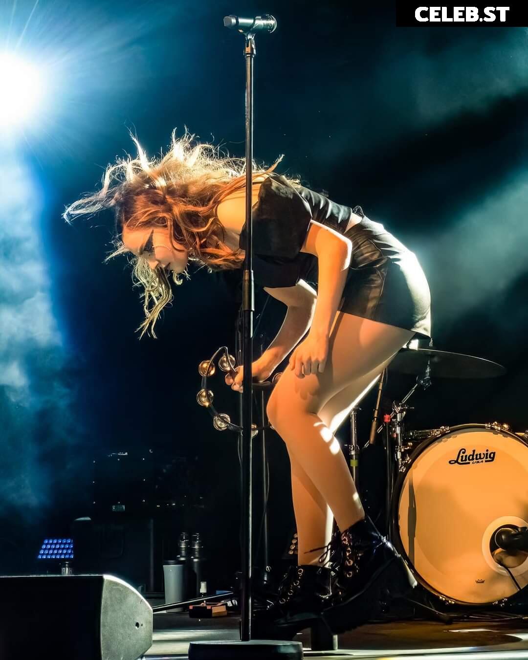 Lauren Mayberry (Singer) Image 4460763