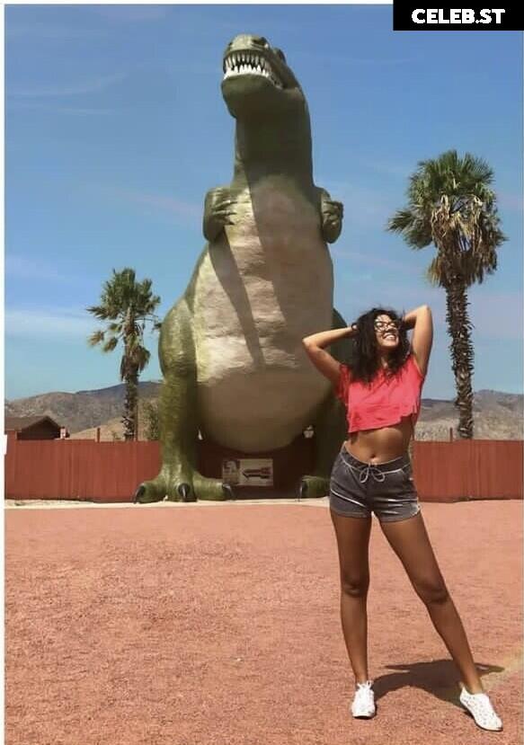 Stephanie Beatriz (Rosa Diaz from Brooklyn Nine-Nine) Image 4435420